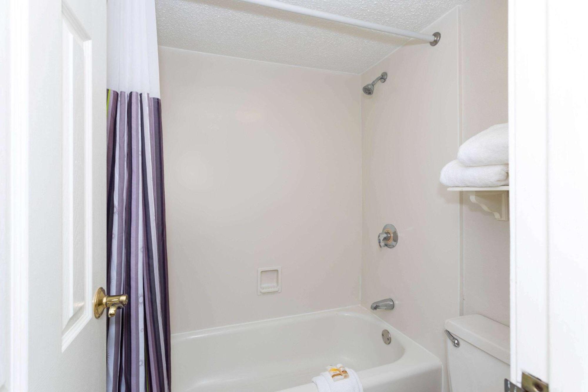 Deluxe King Room - Non-Smoking