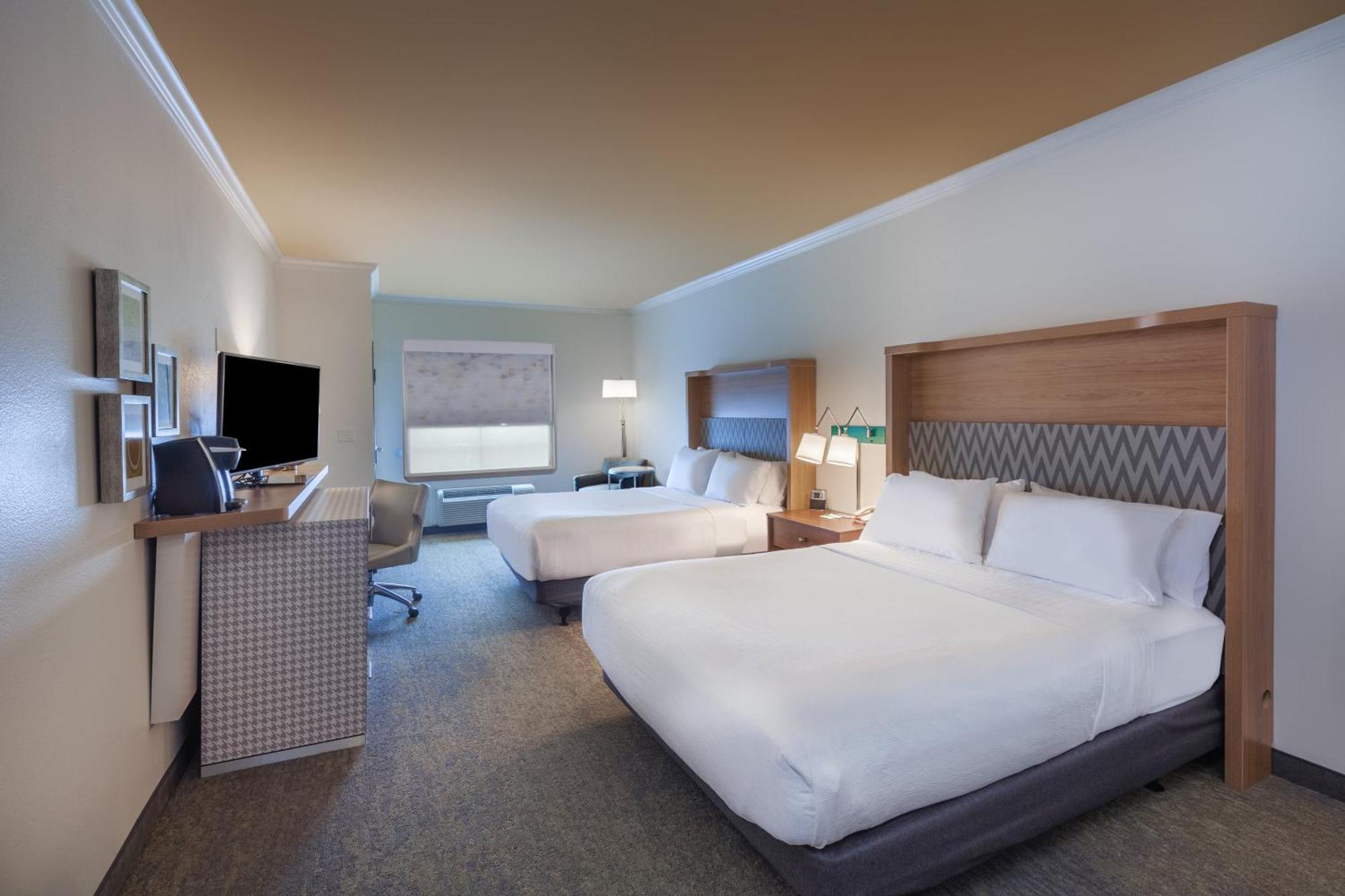 Standard Queen Room with Two Queen Beds and Roll-In Shower - Mobility Access
