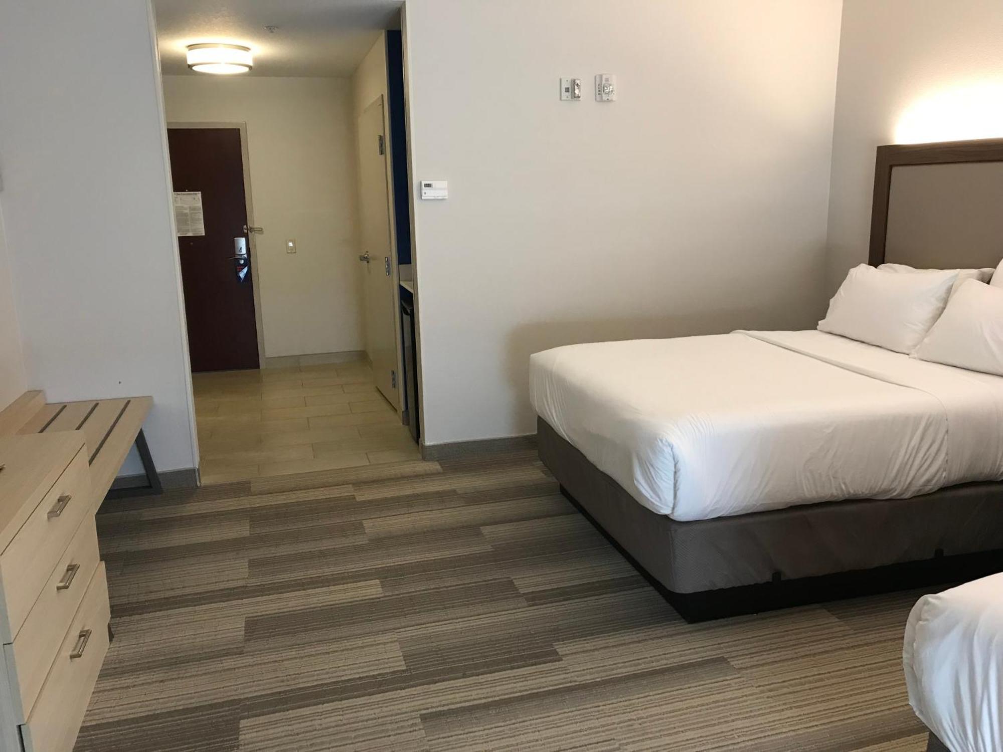 Standard Queen Room with Two Queen Beds and Mobility Accessible Tub