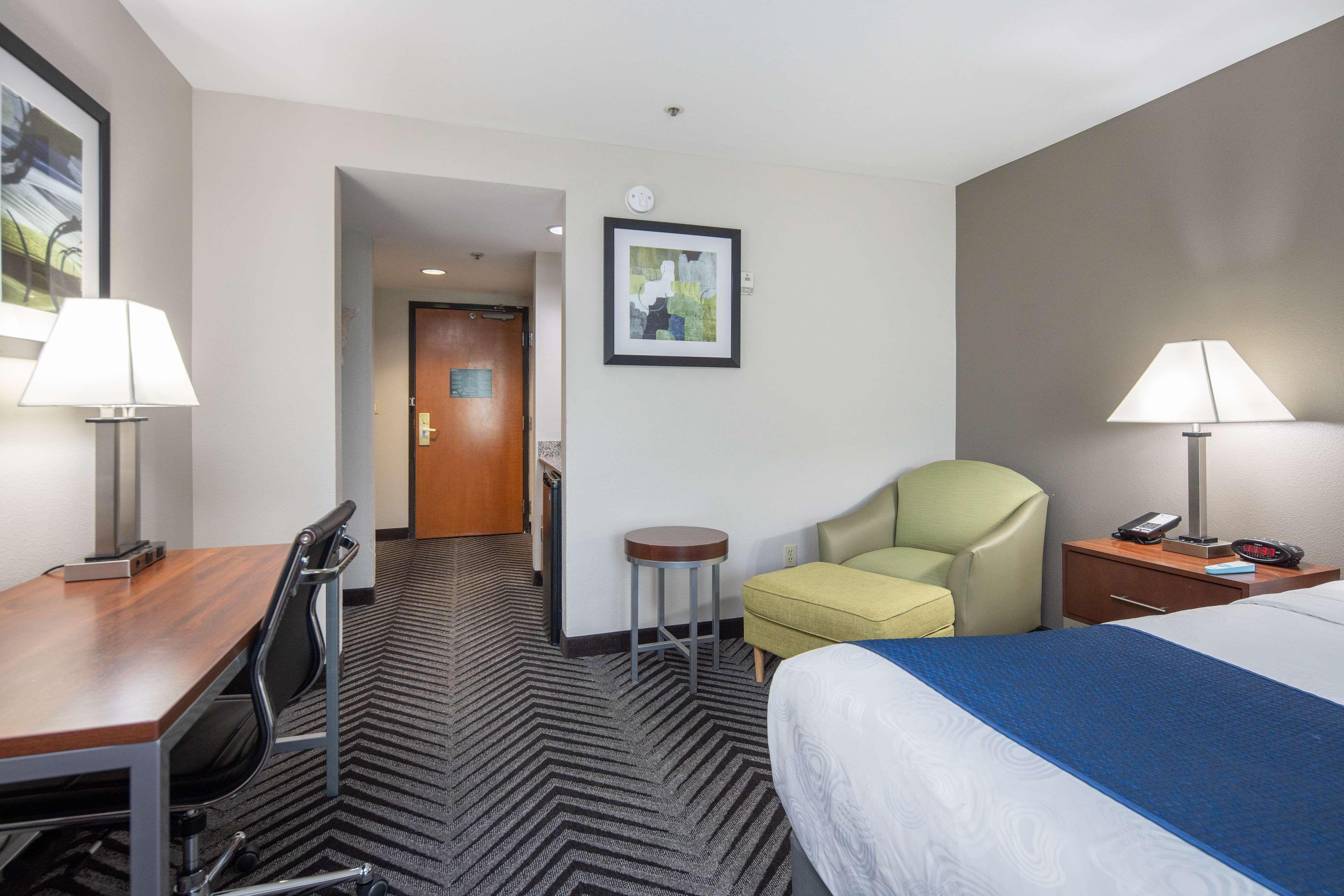 King Room with Roll-in Shower - Disability Access/Non-Smoking
