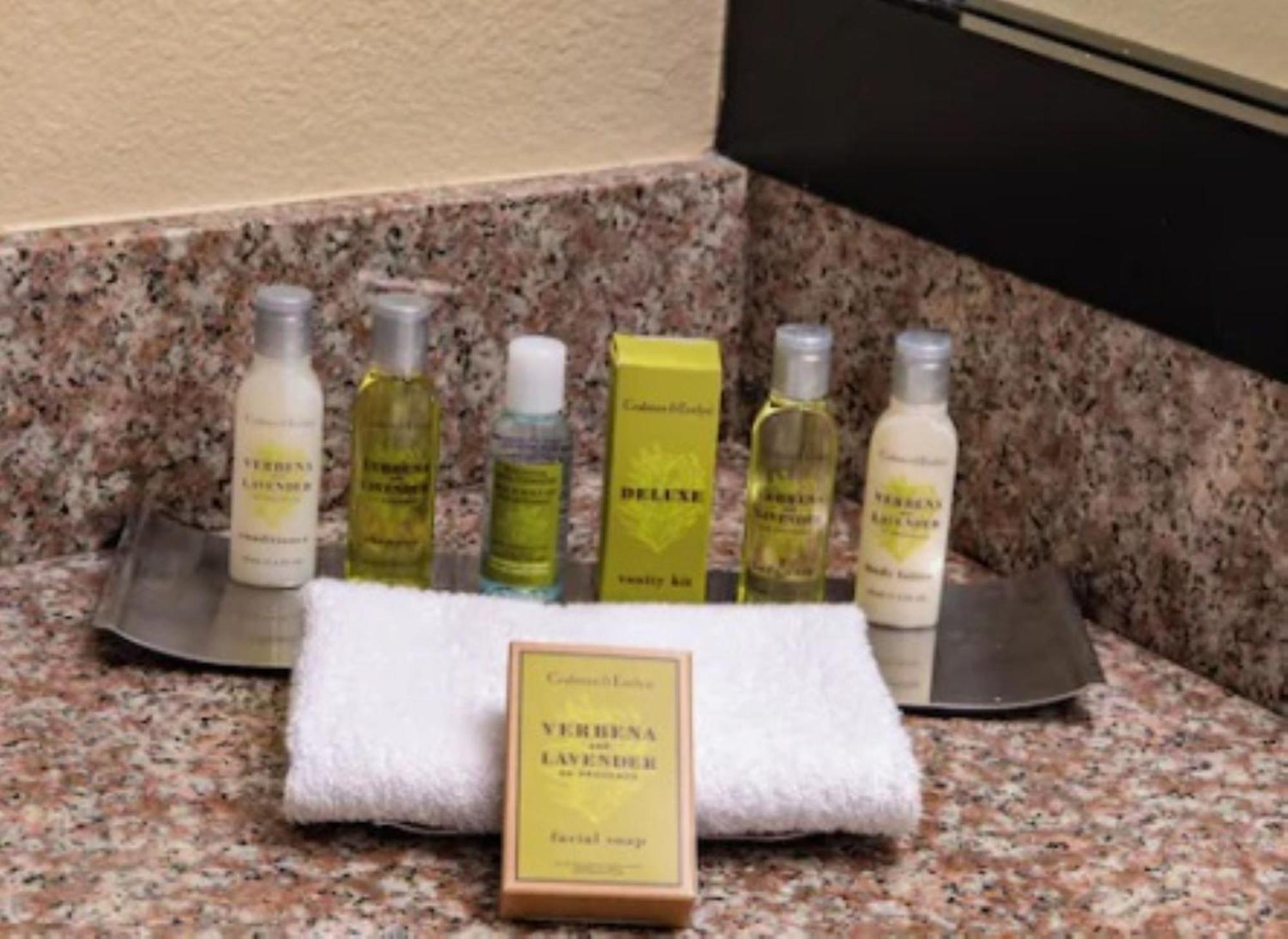 Deluxe King Room with Wet Bar,1615383000:JPEG