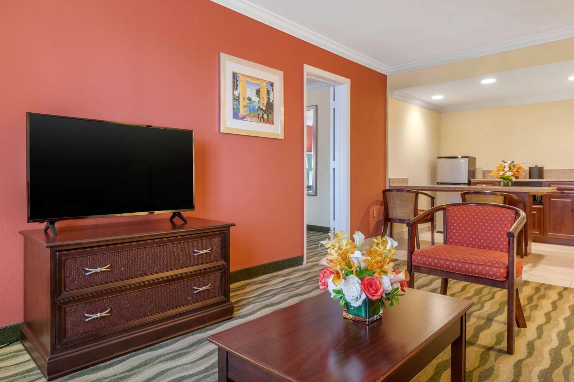 King Room with Sofa Bed and Shower - Non-Smoking