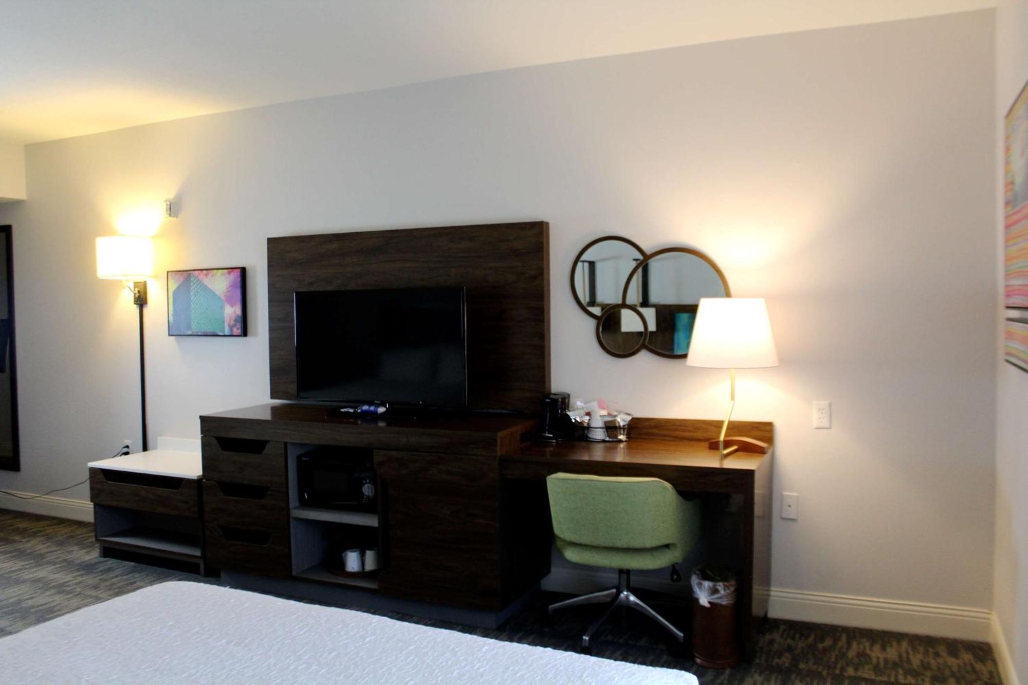 Double Room with Two Queen Beds and Bath Tub - Mobility and Hearing Access/Non-Smoking