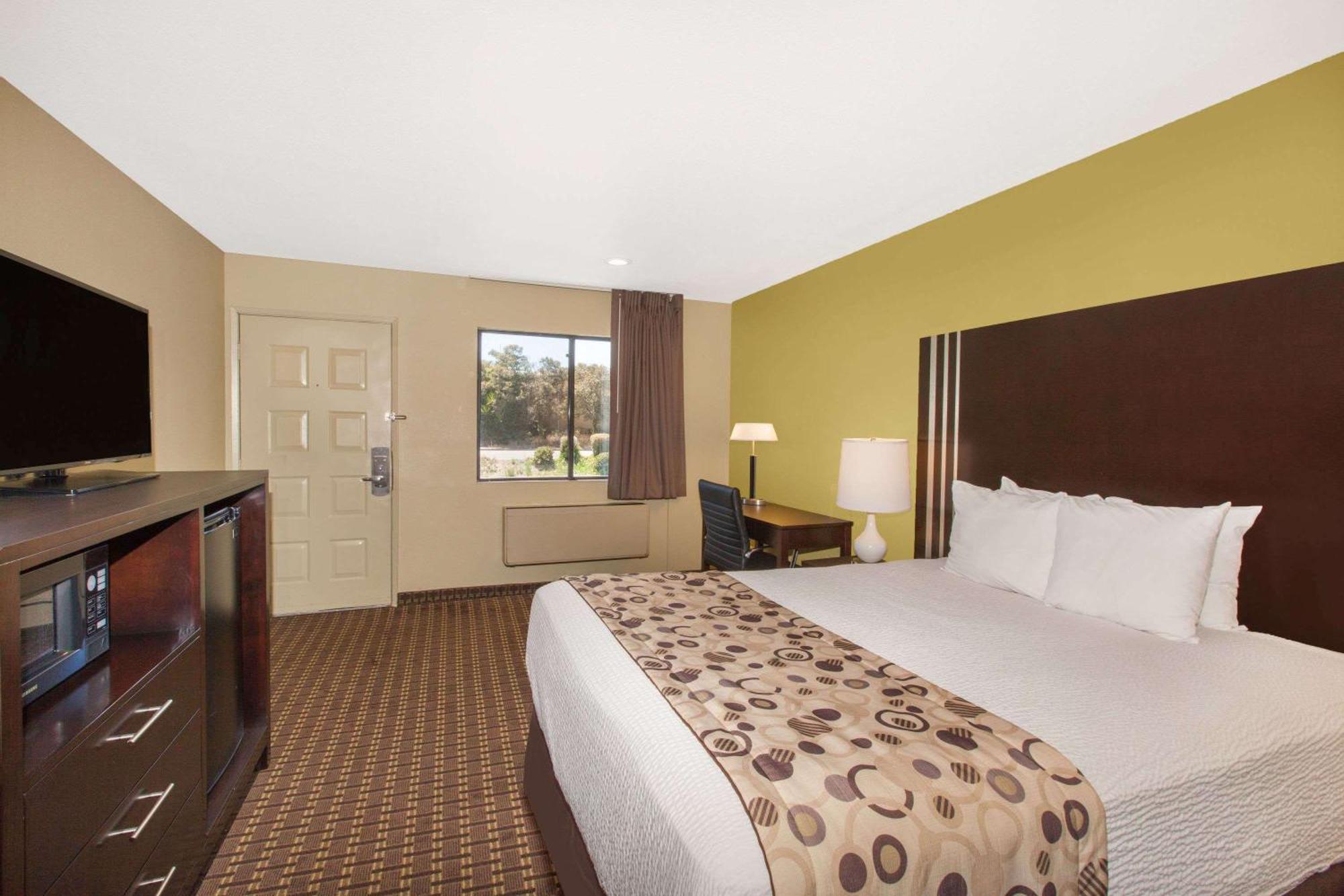 Queen Room with Mobility/Hearing Access - Non-Smoking