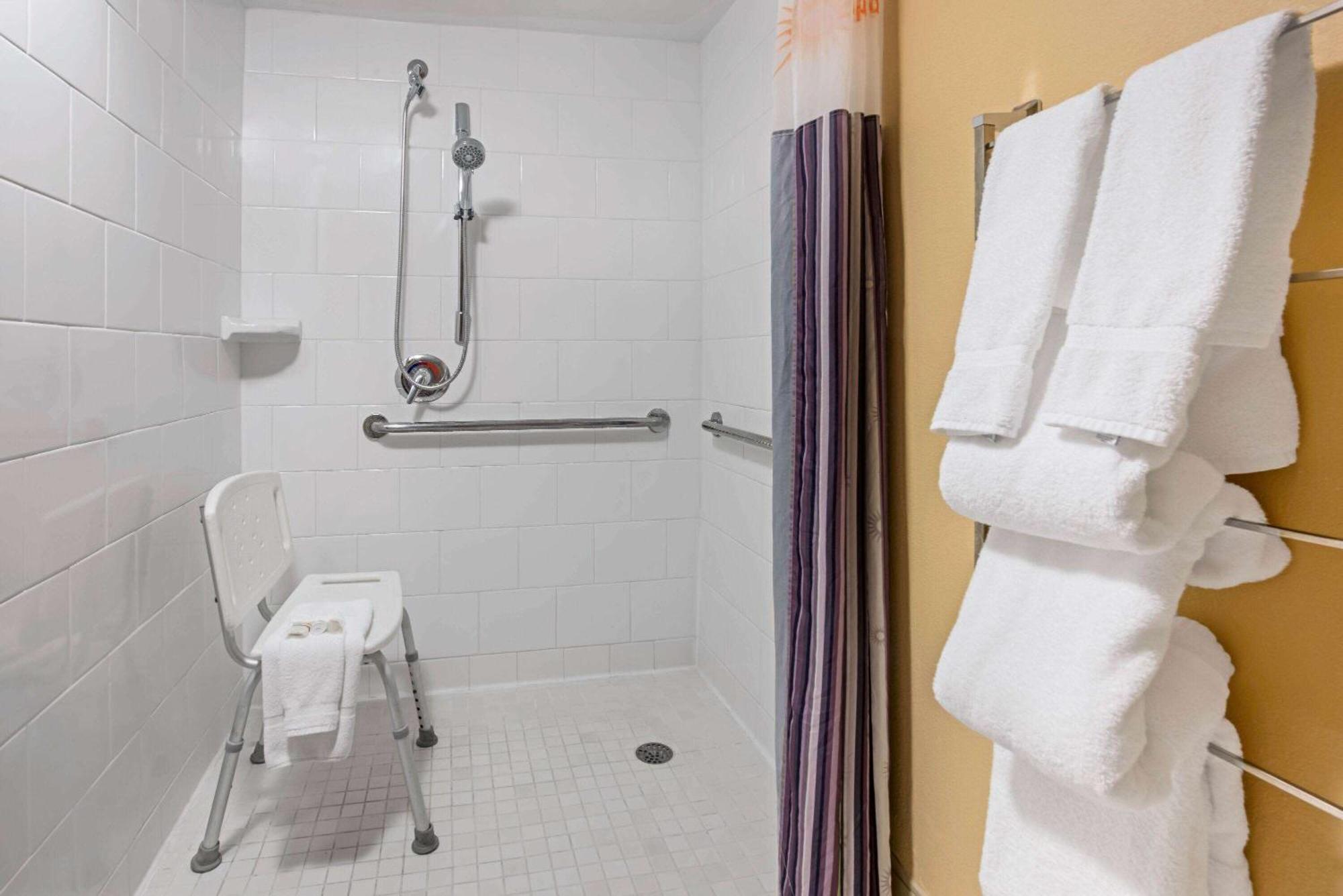 King Room with Bath Tub - Mobility Accessible/Non-Smoking