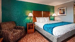 King Room with Roll-In Shower - Disability Access