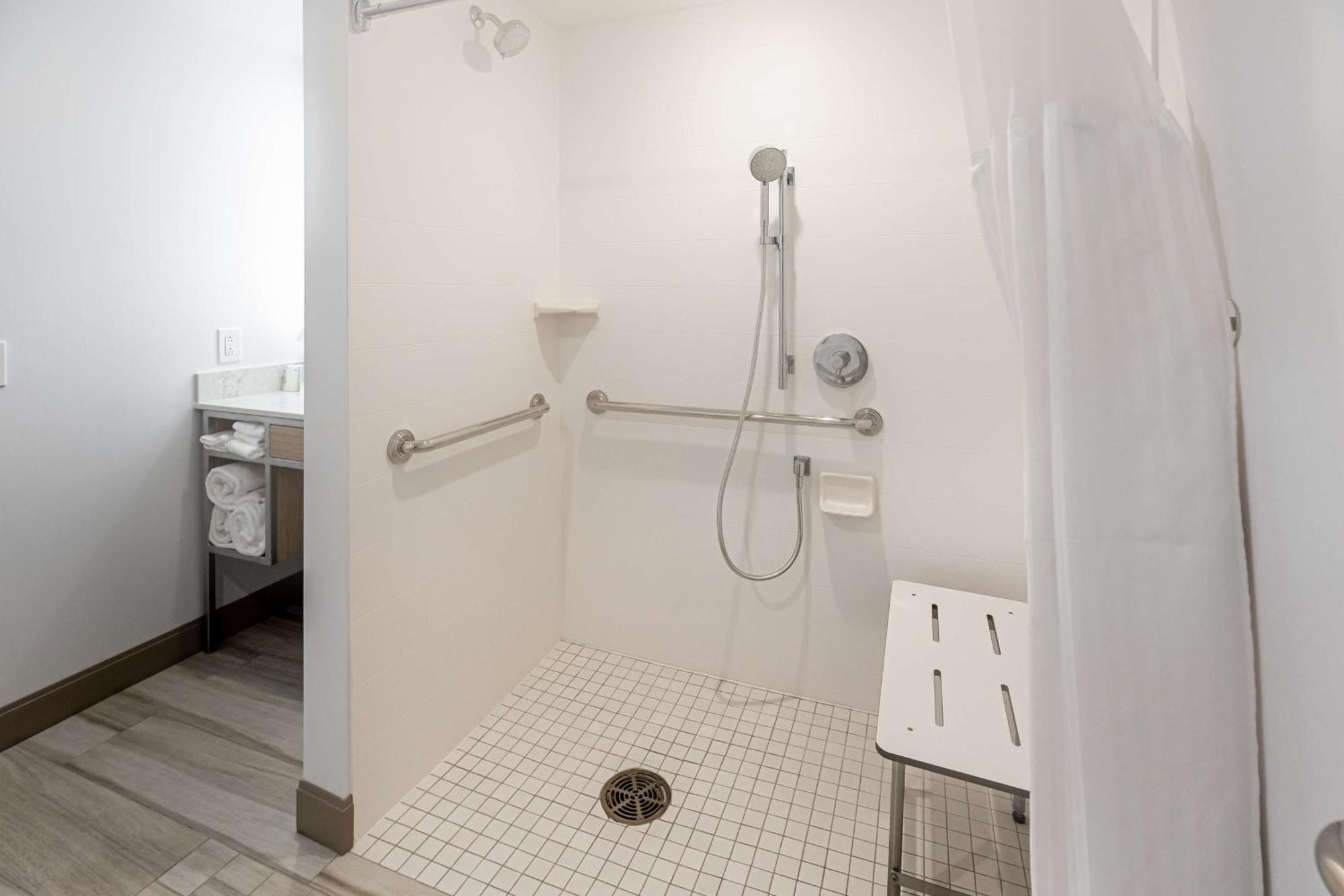 Queen Room with Two Queen Beds - Mobility and Hearing Access,1557466924:JPEG