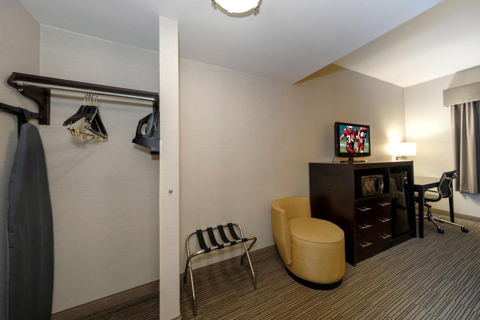 Deluxe King Room - Non-Smoking