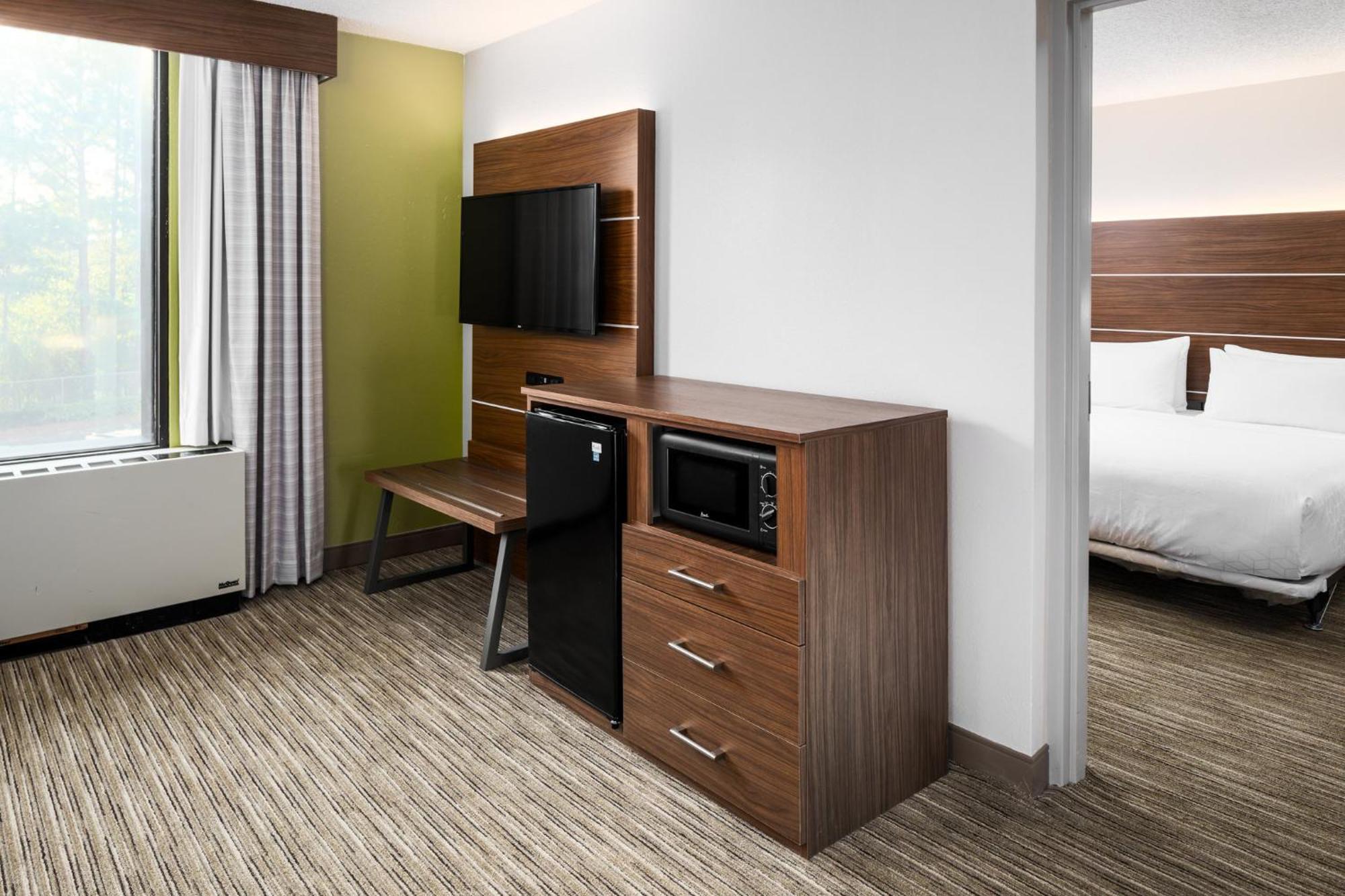 King Room - Mobility Access/Roll in Shower - Non-Smoking