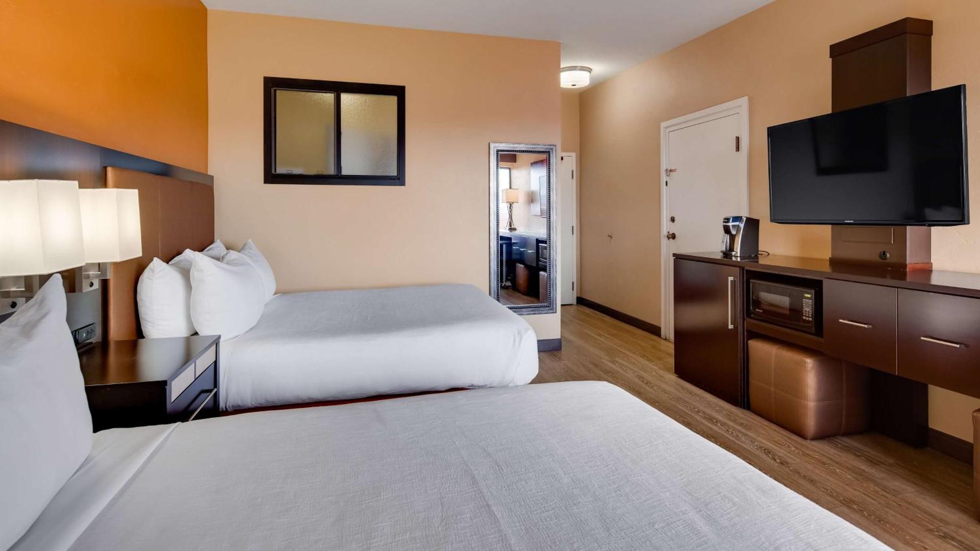 Queen Room with Two Queen Beds and View - Non-Smoking