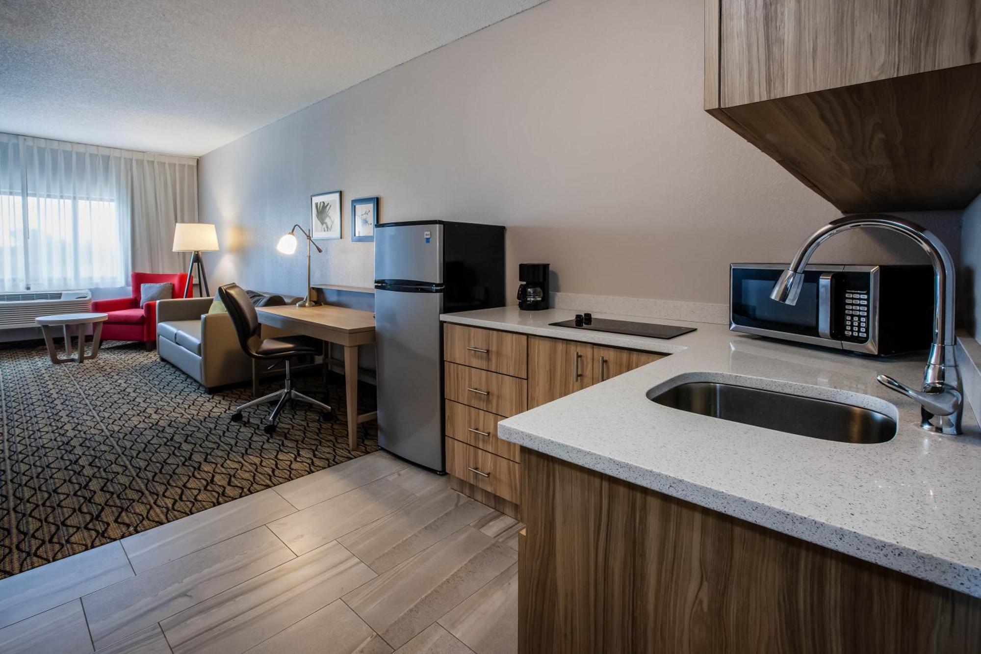King Suite with Kitchenette and Oversized Tub - Non-Smoking