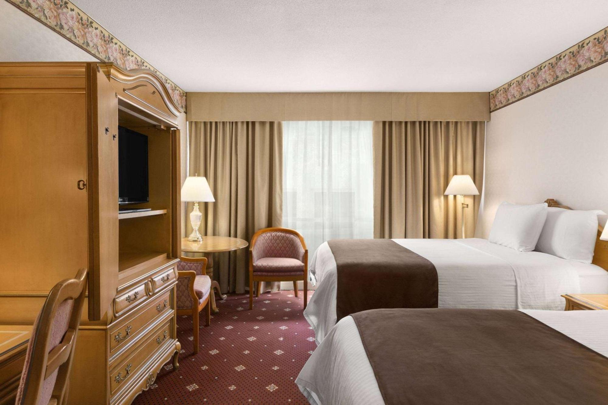 Queen Room with Two Queen Beds - City View