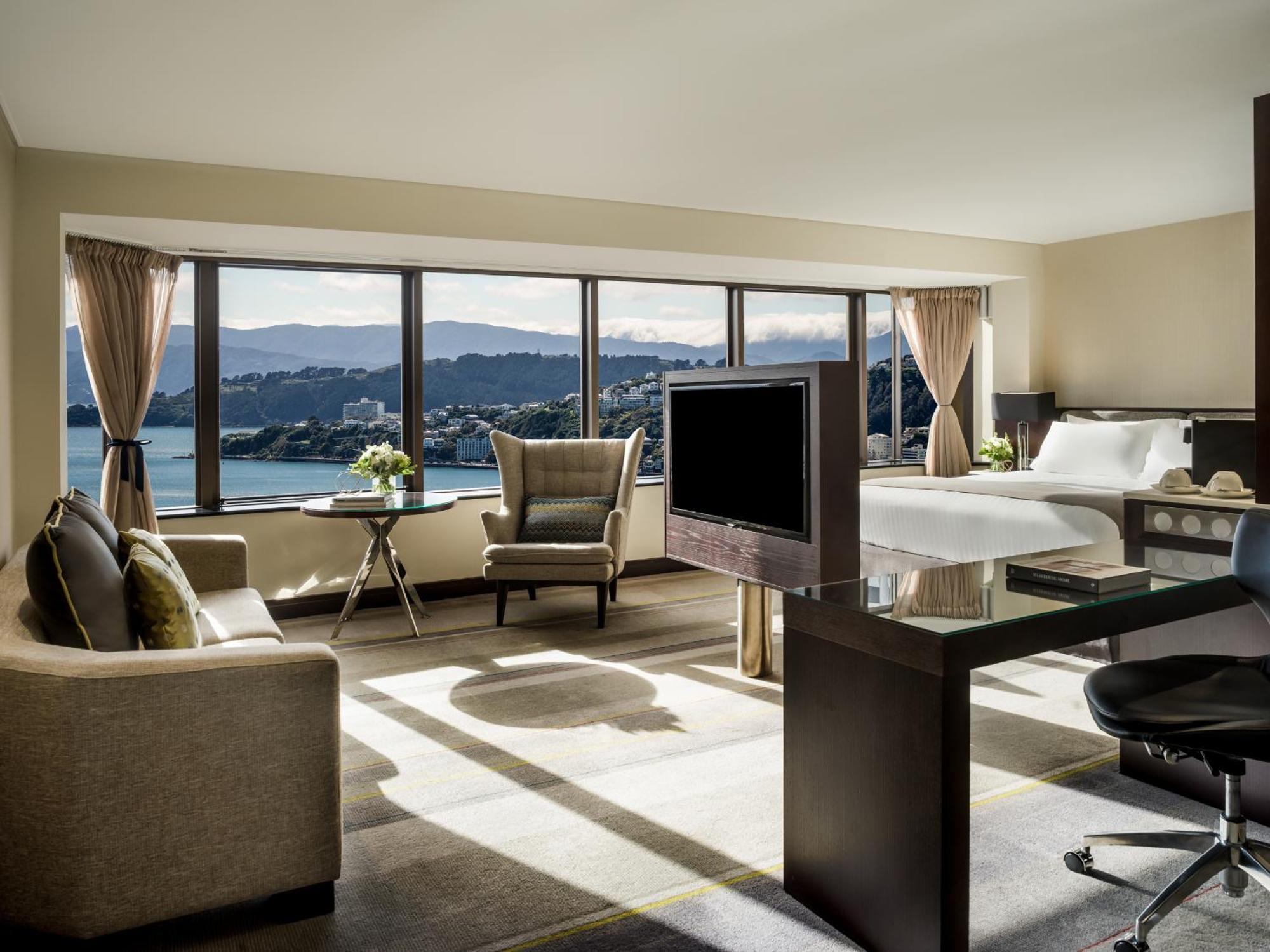 Junior King Suite with Harbour View - Club Lounge Access