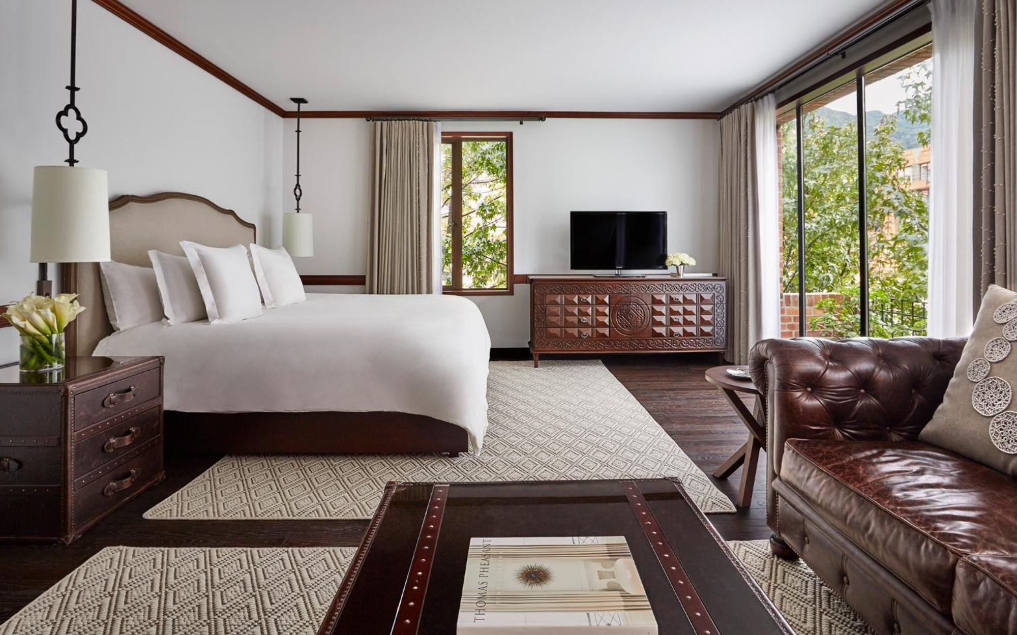Executive Suite Fireplace King