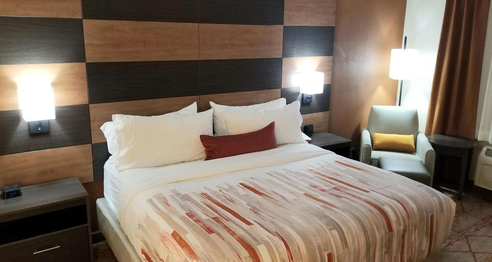 King Room with Kitchenette - Non-Smoking