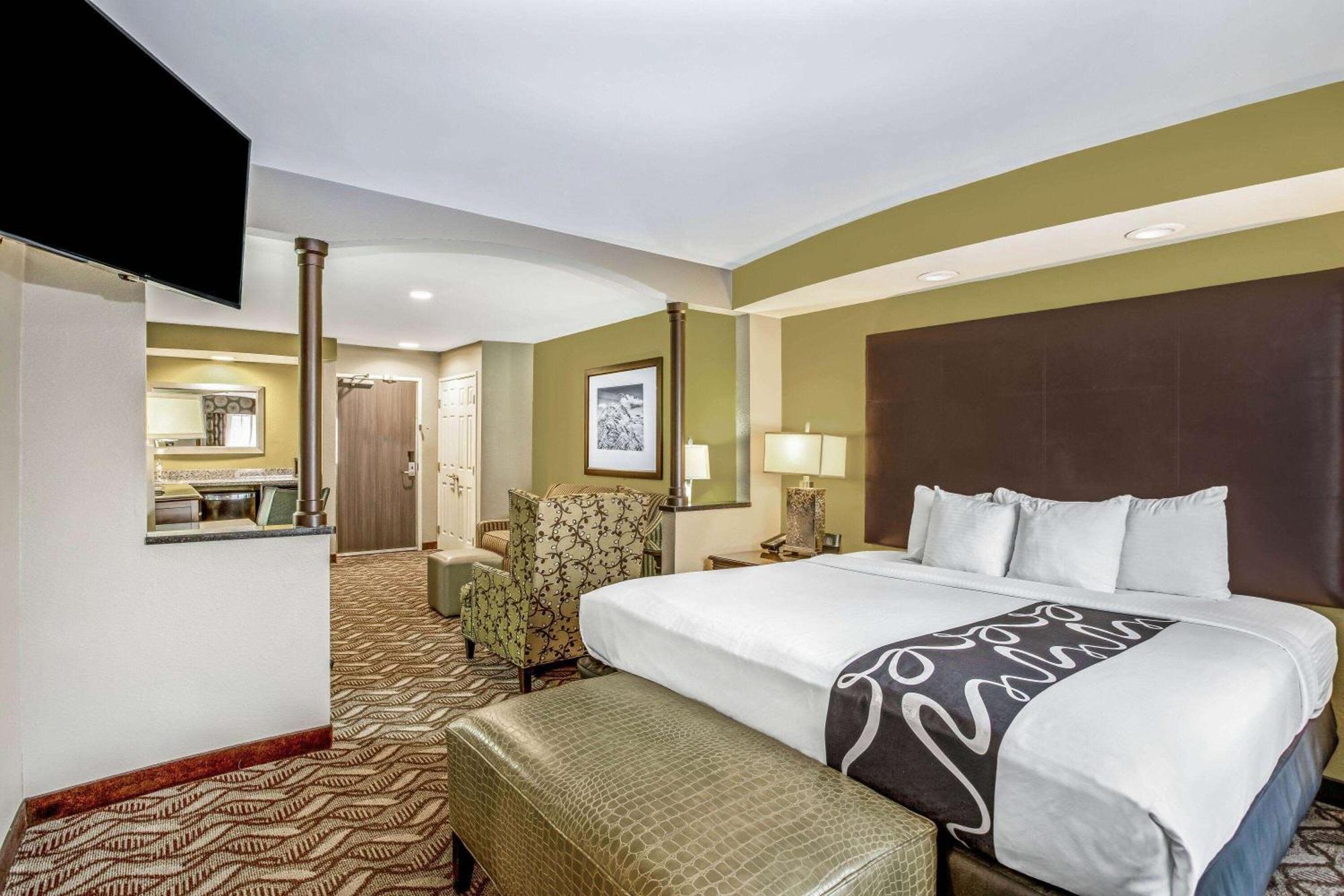 Deluxe King Suite with Limited City View