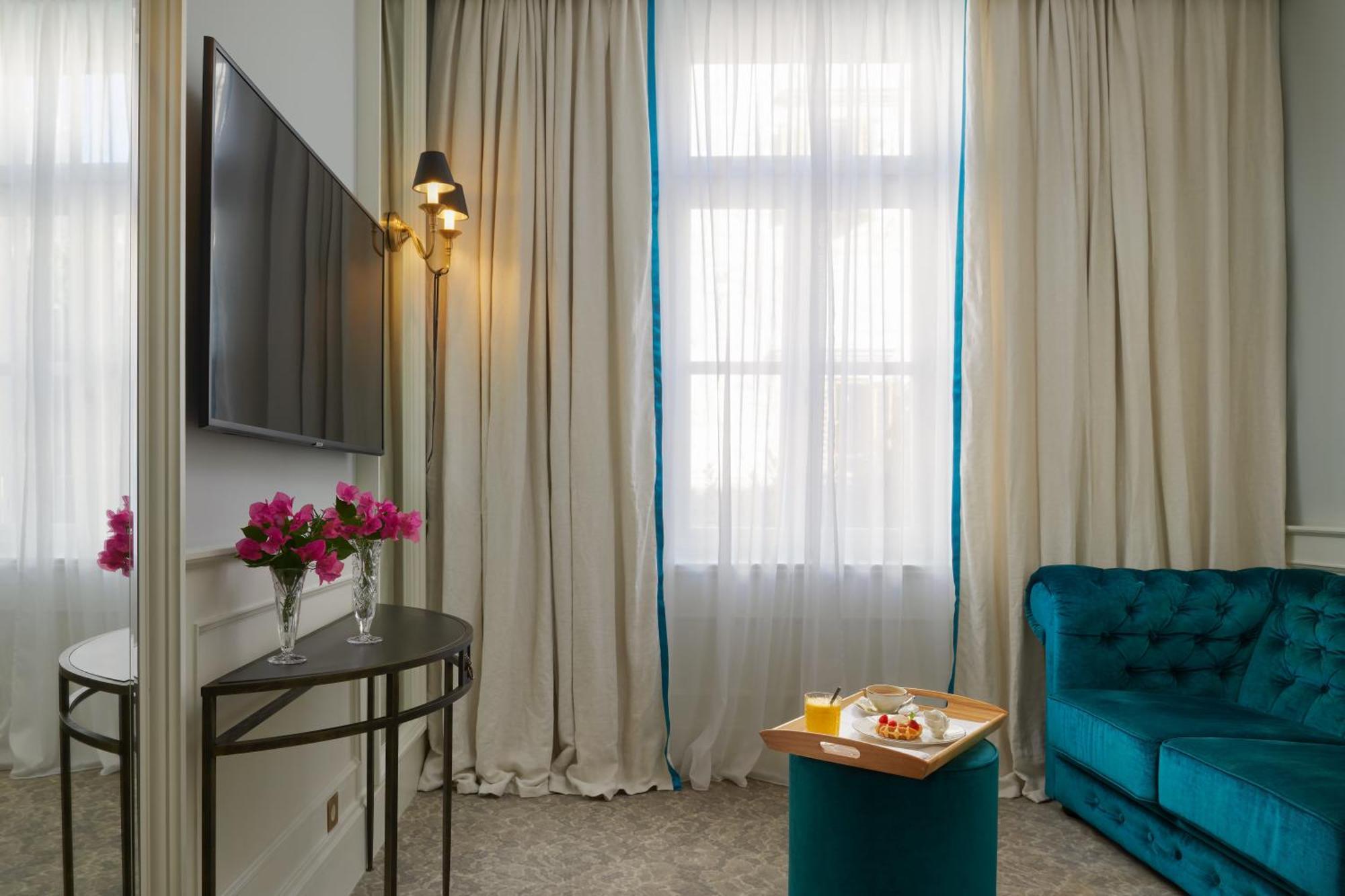 Deluxe Suite with City View