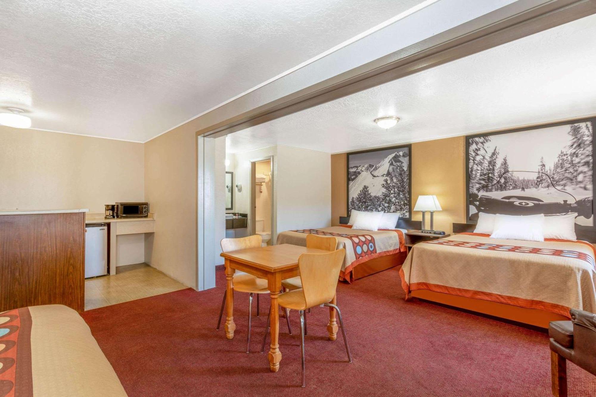 1 King Bed, 2 Queen Bed, Family Suite, Non-Smoking