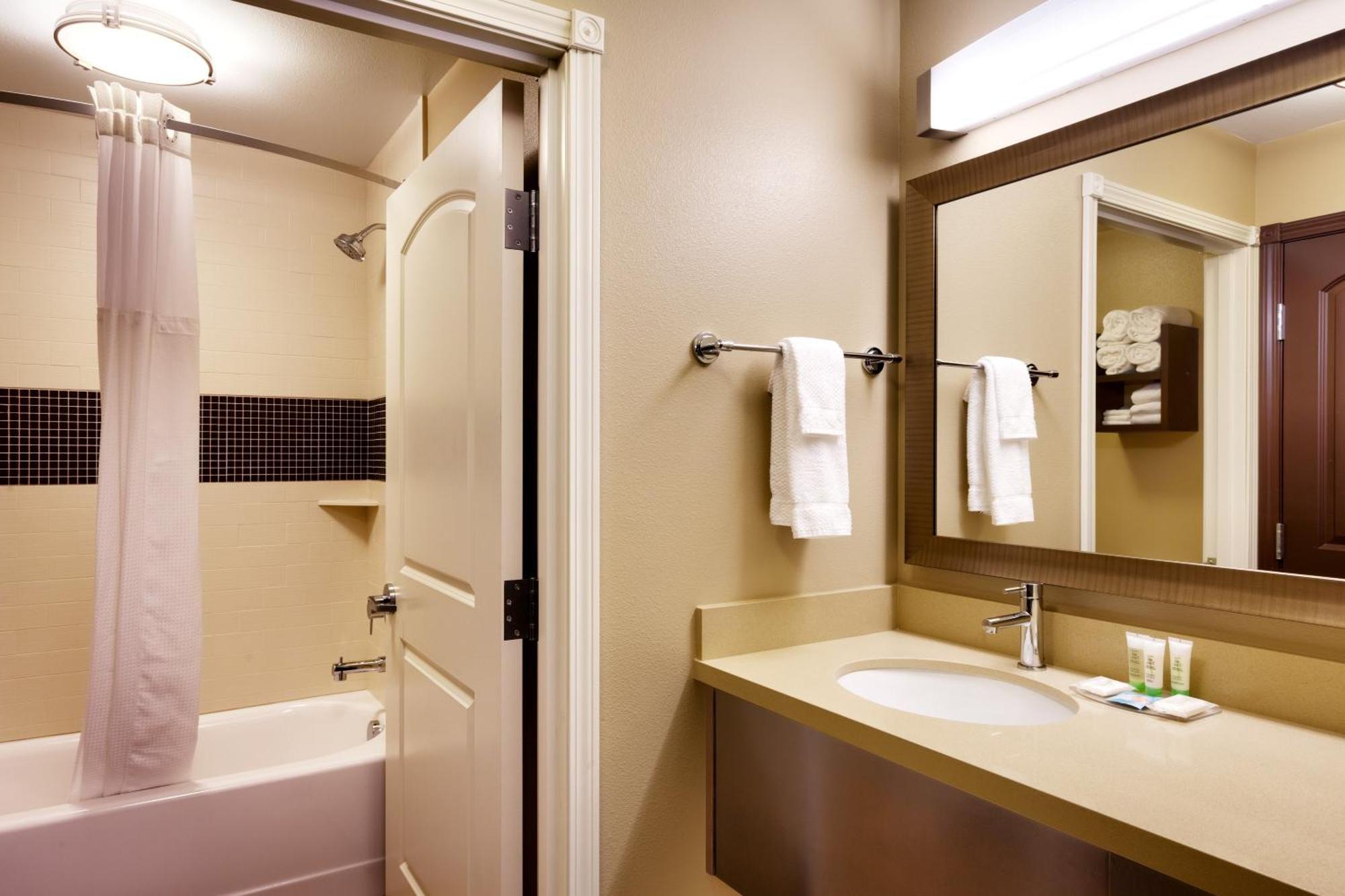 Queen Studio Suite - Communications Accessible