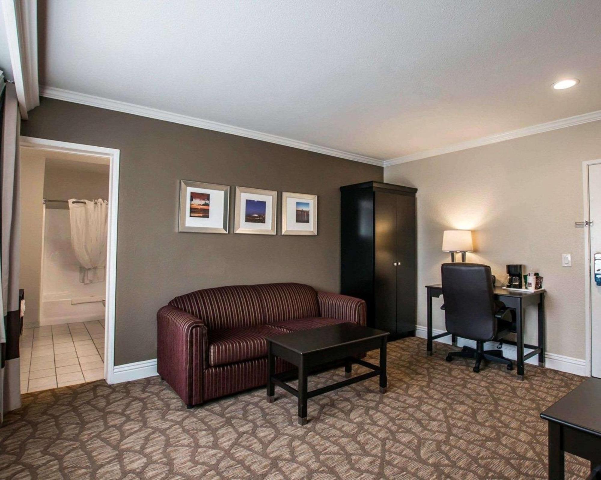 Family Suite, 2 Queen Beds with Sofa Bed, Non Smoking