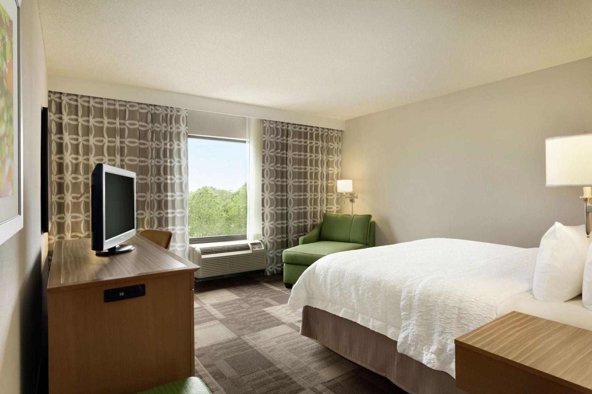 King Room with King Bed - Non-Smoking