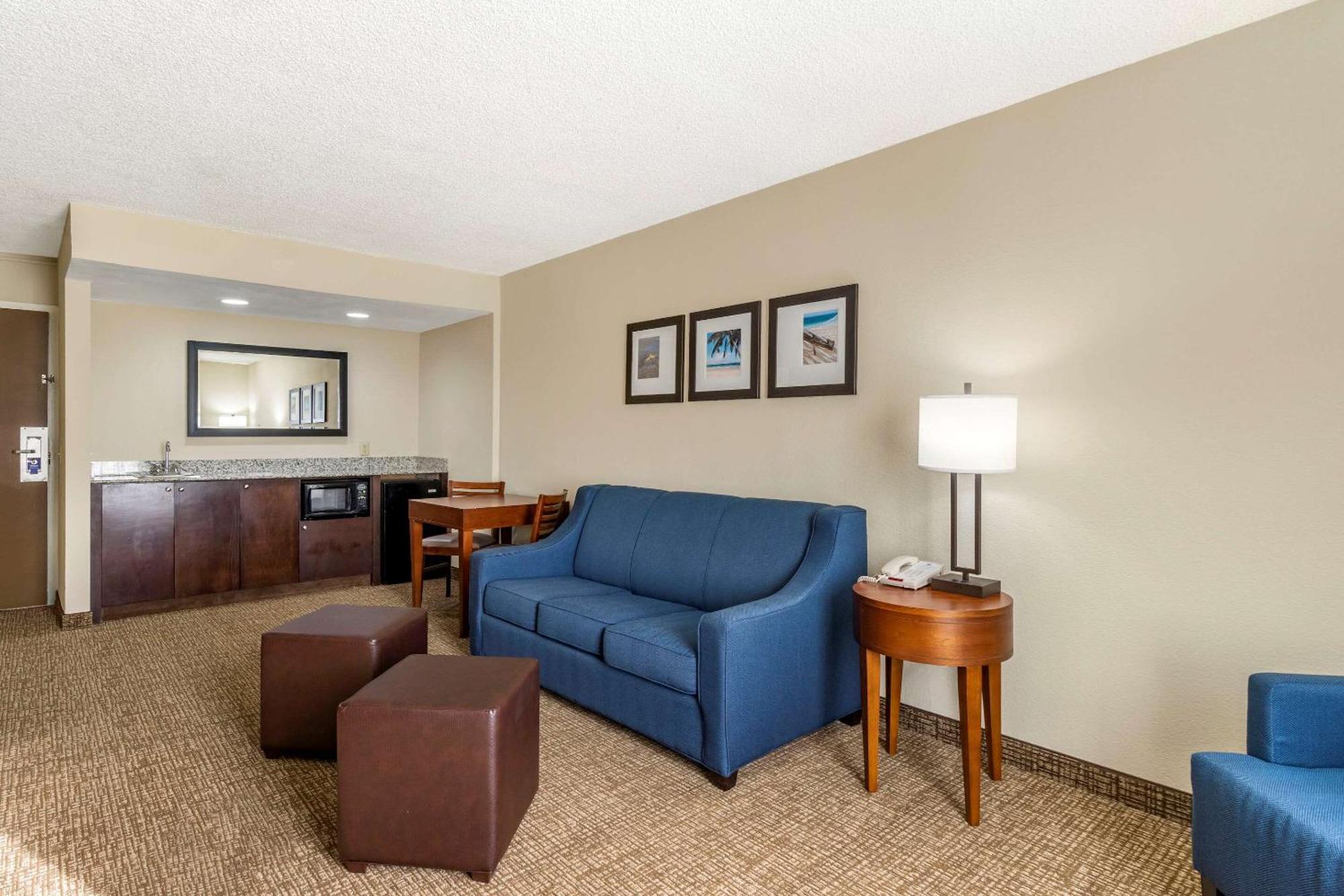 One-Bedroom Suite with Two Queen Beds with Sofa Bed - Non-Smoking