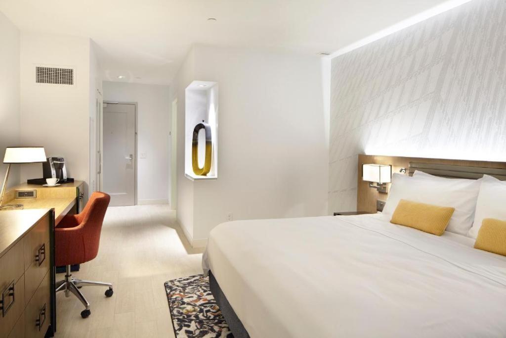 Deluxe King Room - Mobility Access Roll in Shower/Non-Smoking