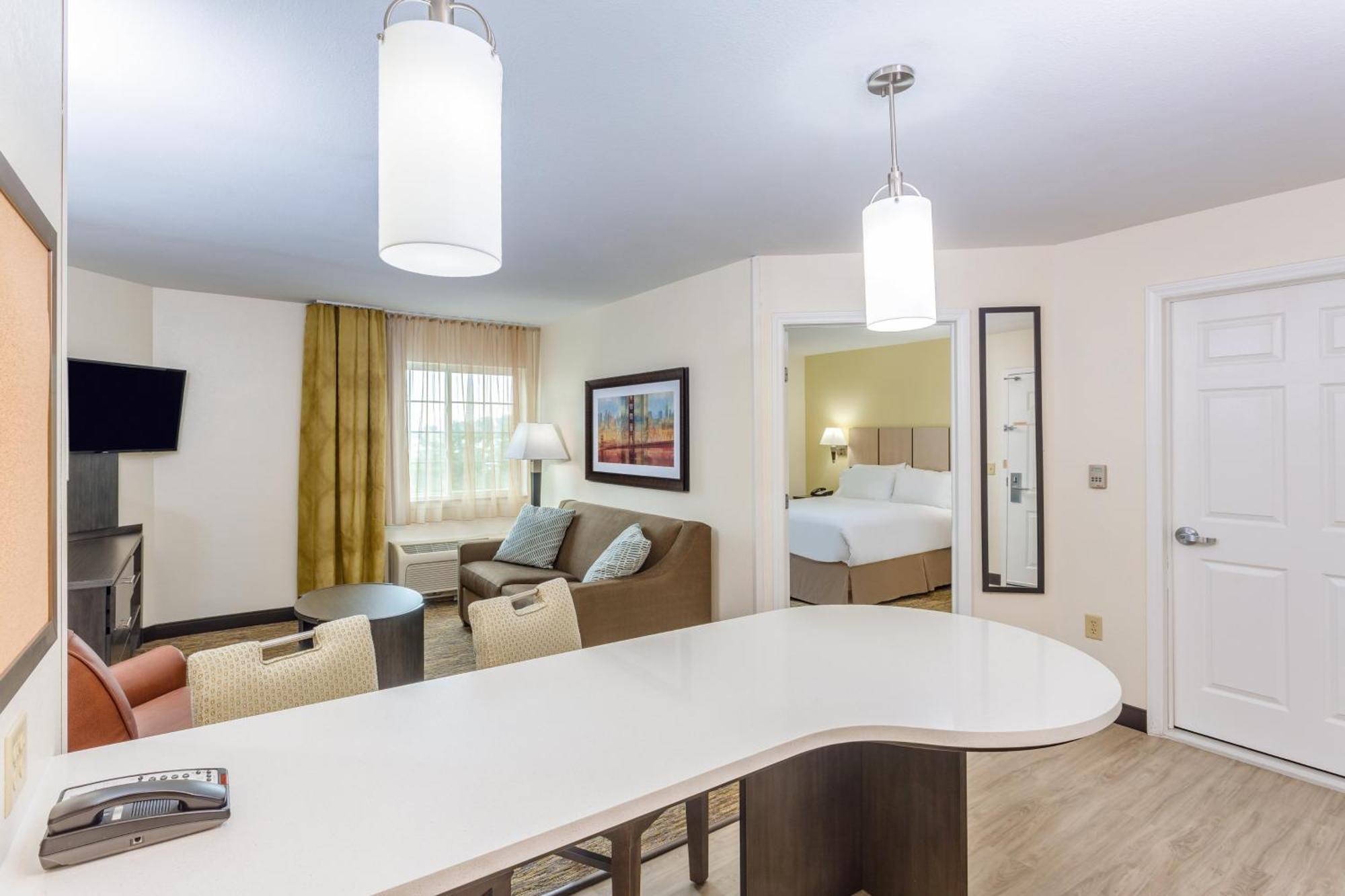 One-Bedroom Suite with Tub - Mobility Accessible