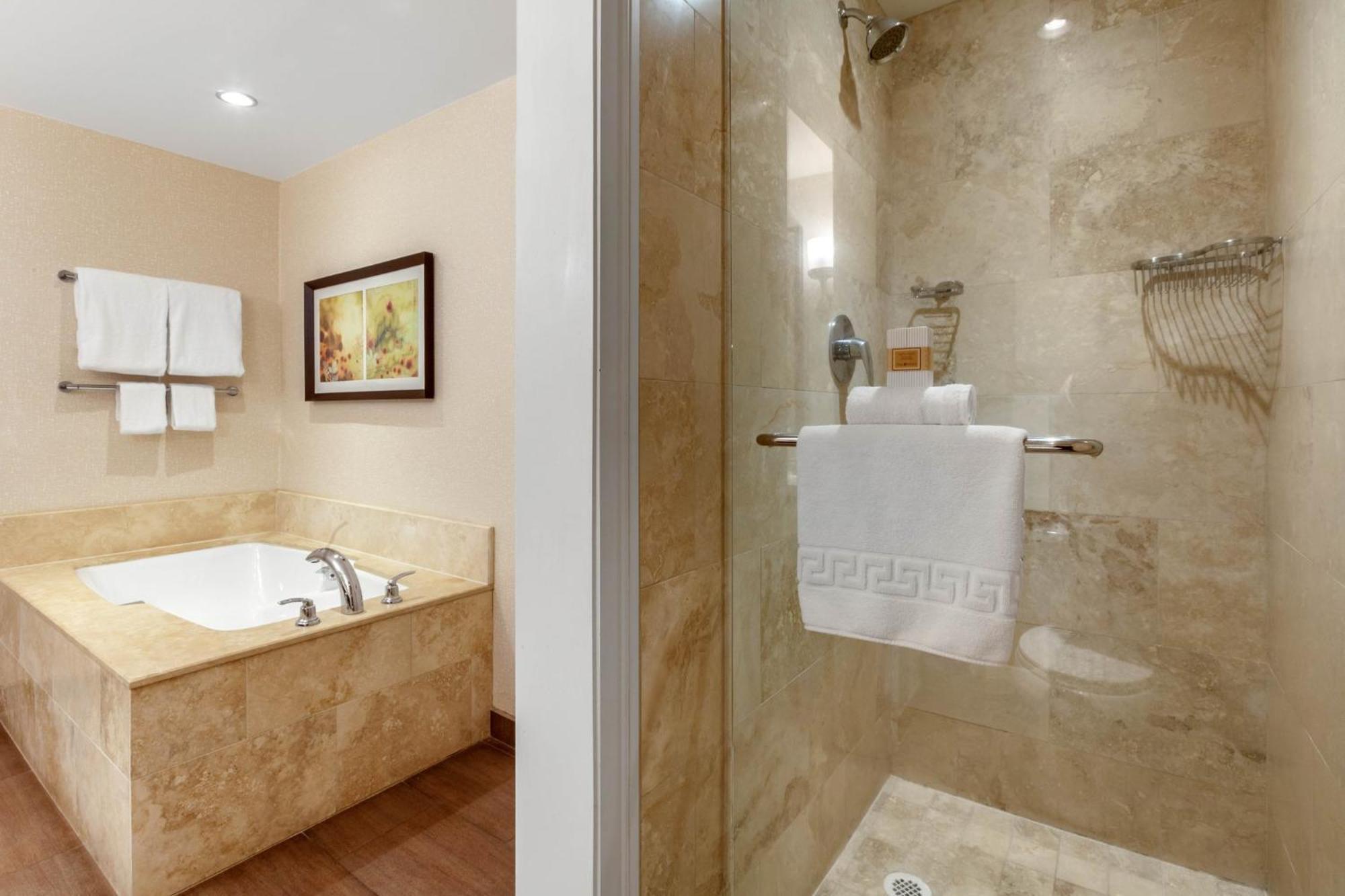 Deluxe Room - 1 King Bed,1353340651:JPEG