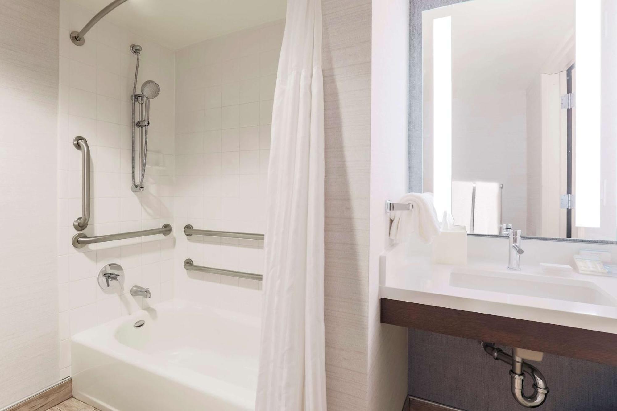 King Room with Tub - Mobility and Hearing Access,1280401423:JPEG