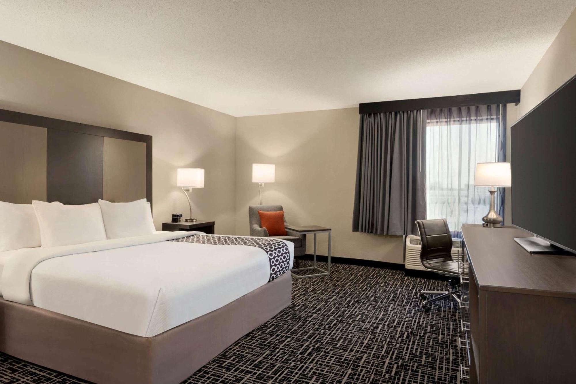 King Room with Roll-In Shower - Mobility/Hearing Accessible - Non-Smoking