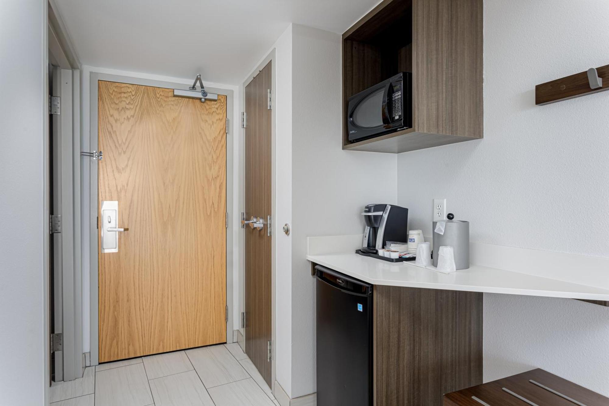 Standard Queen Room with Two Queen Beds,1280475145:JPEG