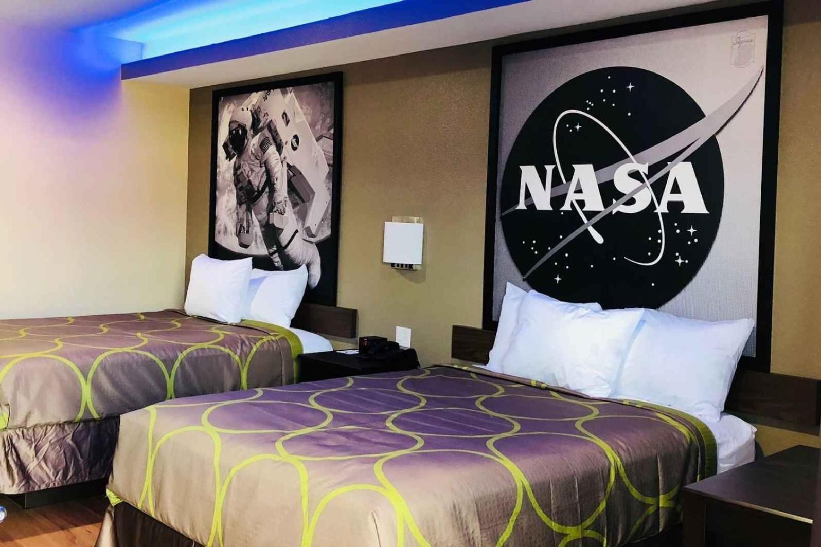 Studio with Two Queen Beds - Non-Smoking