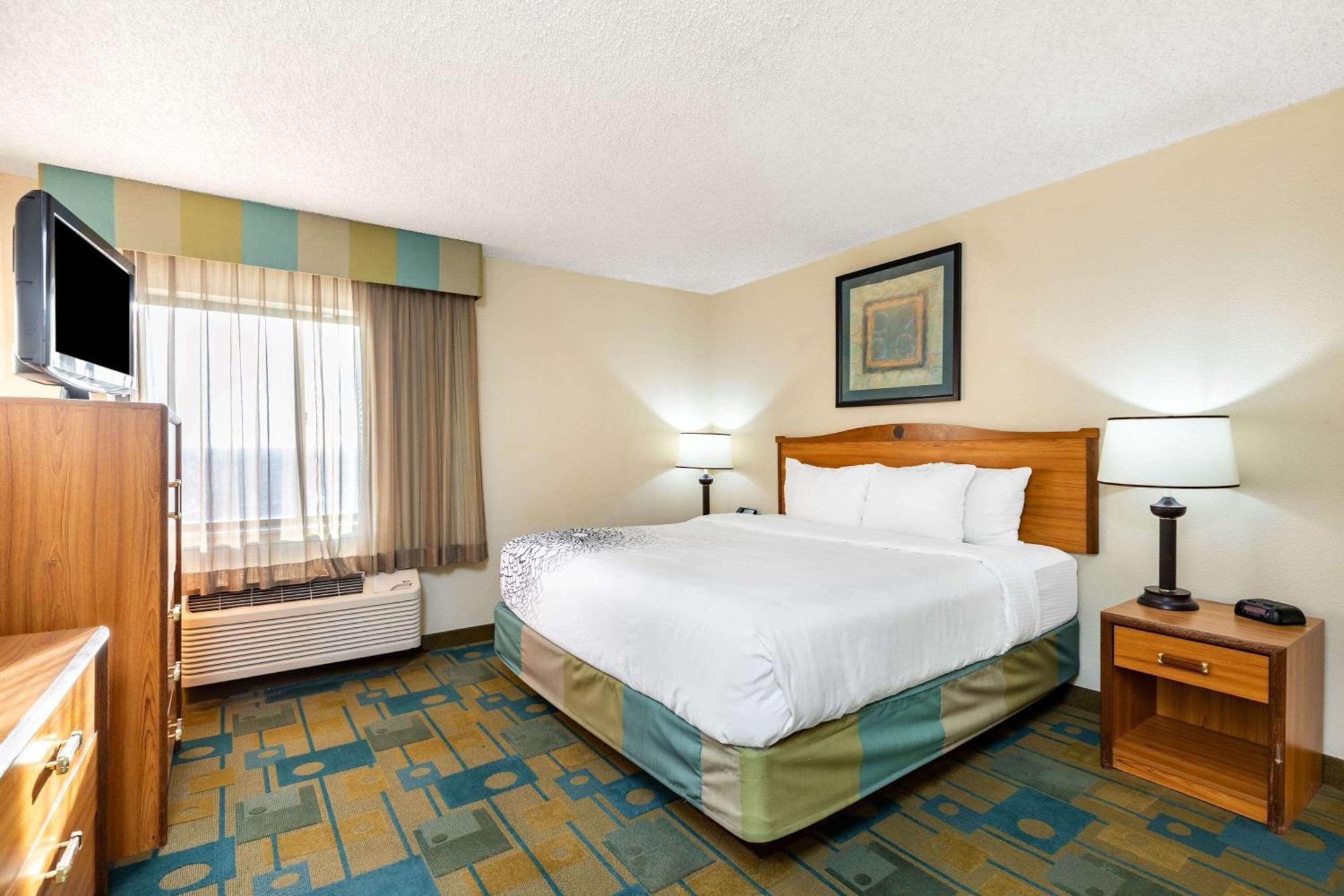 One Bedroom Apartment with King Bed and City View - Non-Smoking