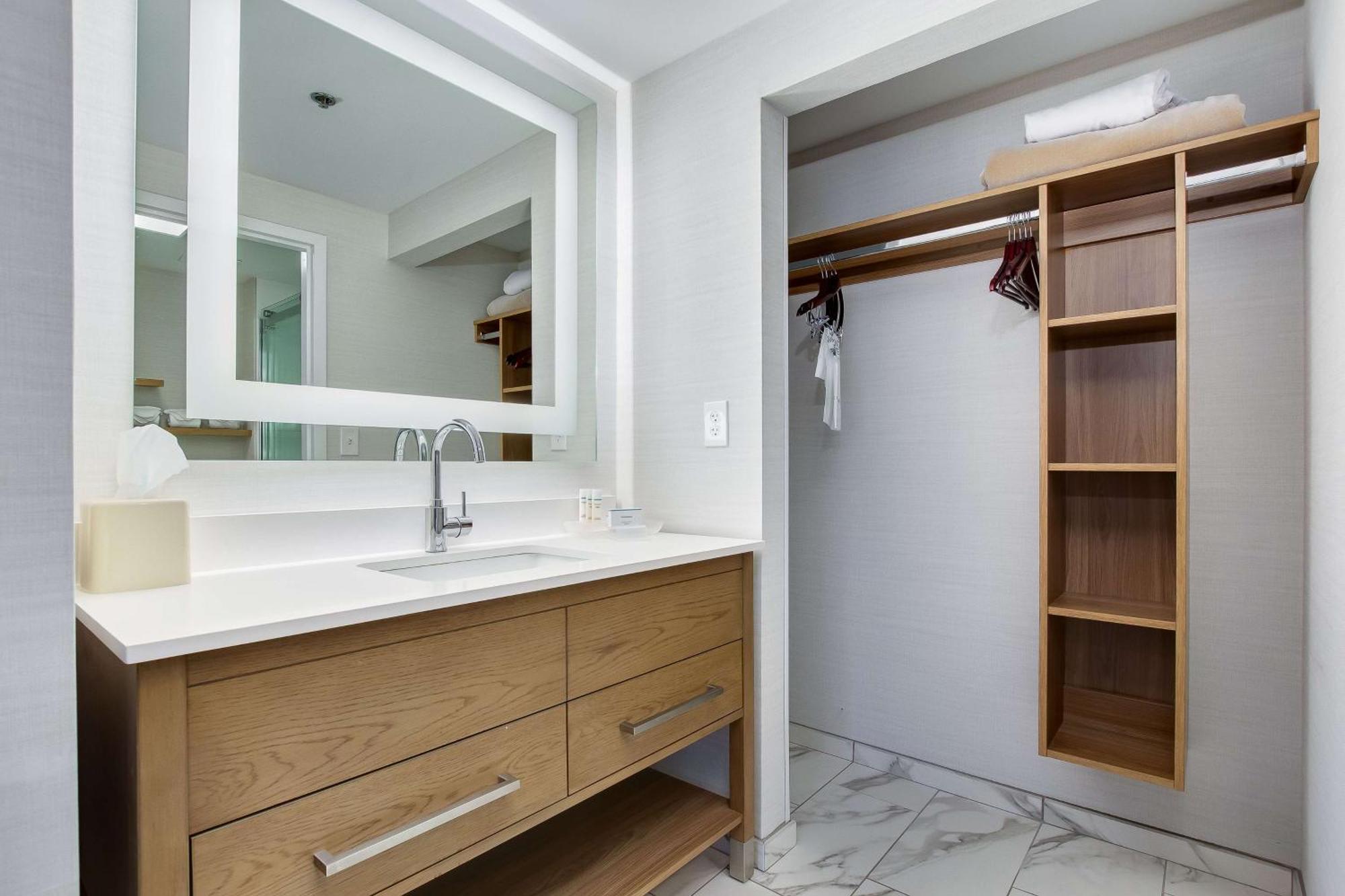 One-Bedroom King Suite - Non-Smoking