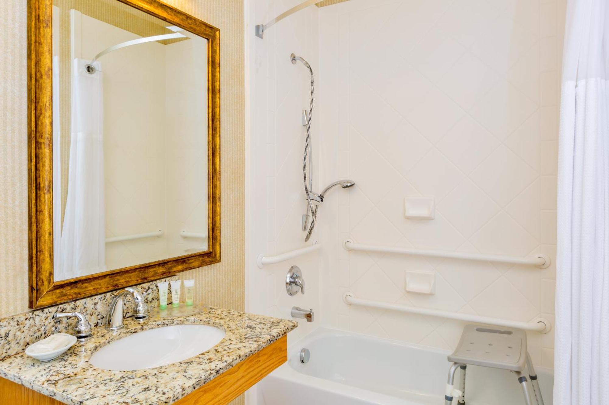 One-Bedroom Queen Room with Mobility Accessible Tub - Non-Smoking