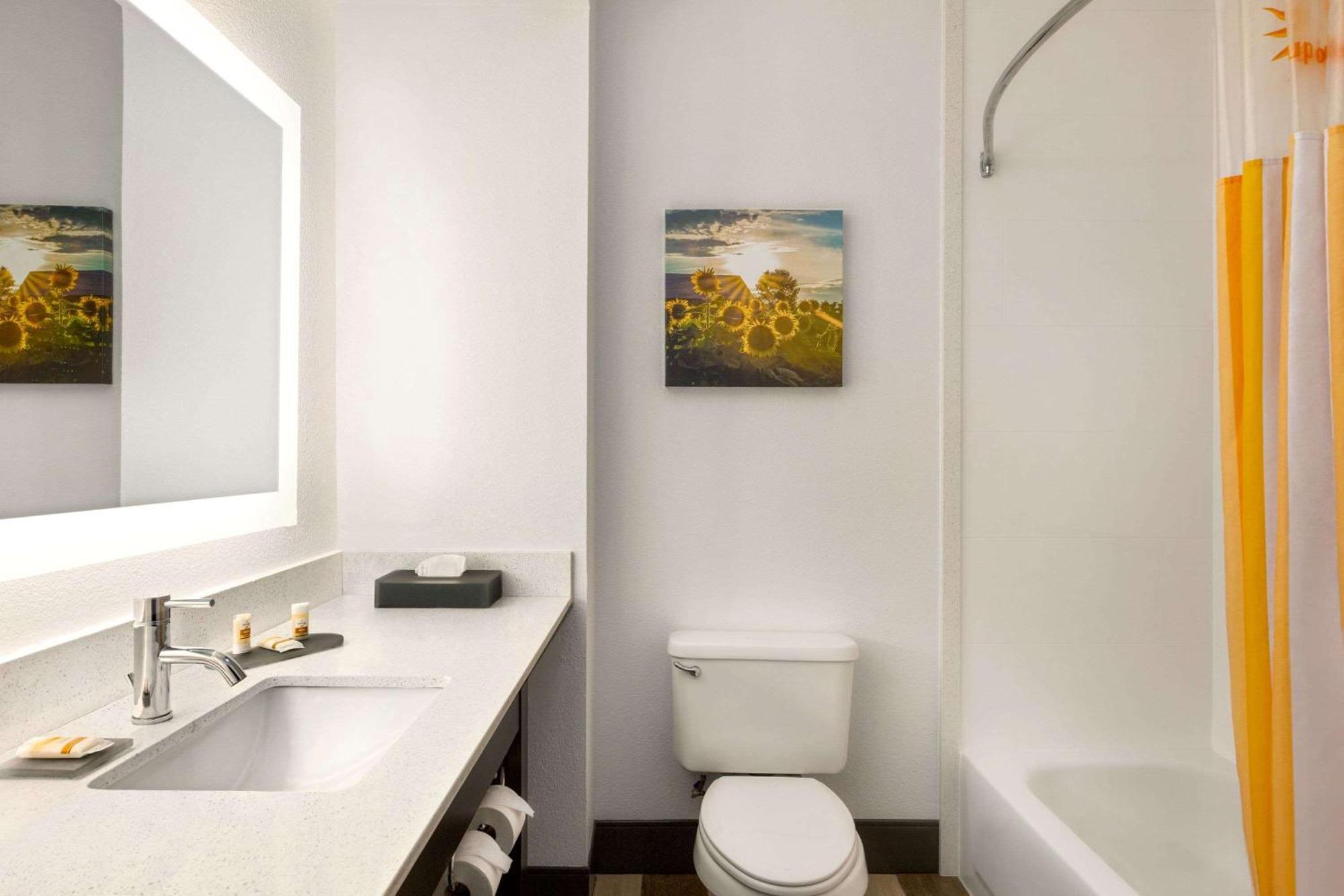 One Bedroom King Suite - Non-Smoking