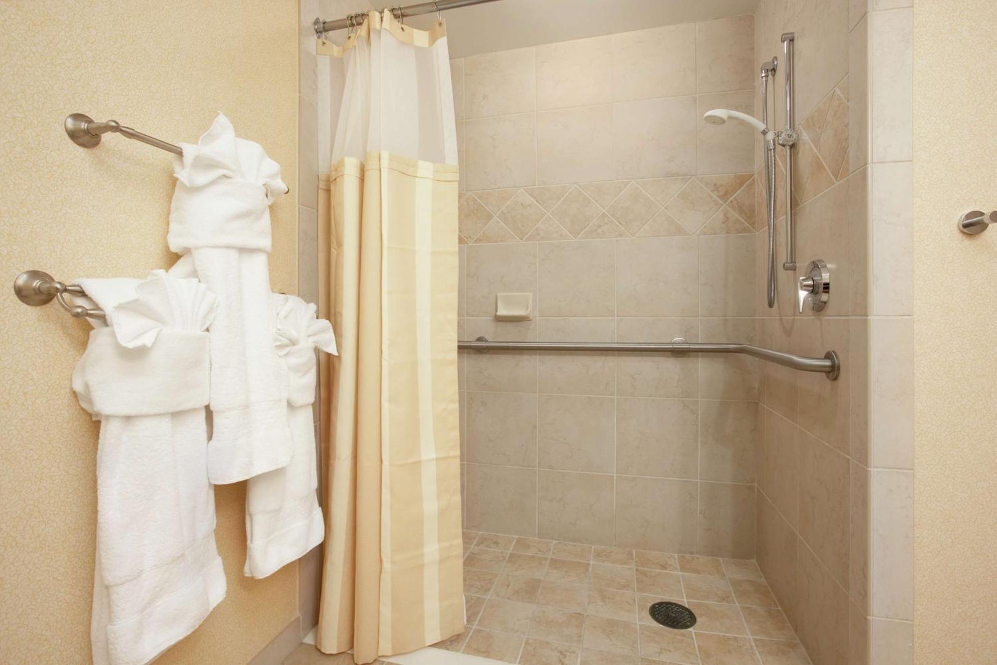 Queen Room with Roll-In Shower - Disability Access