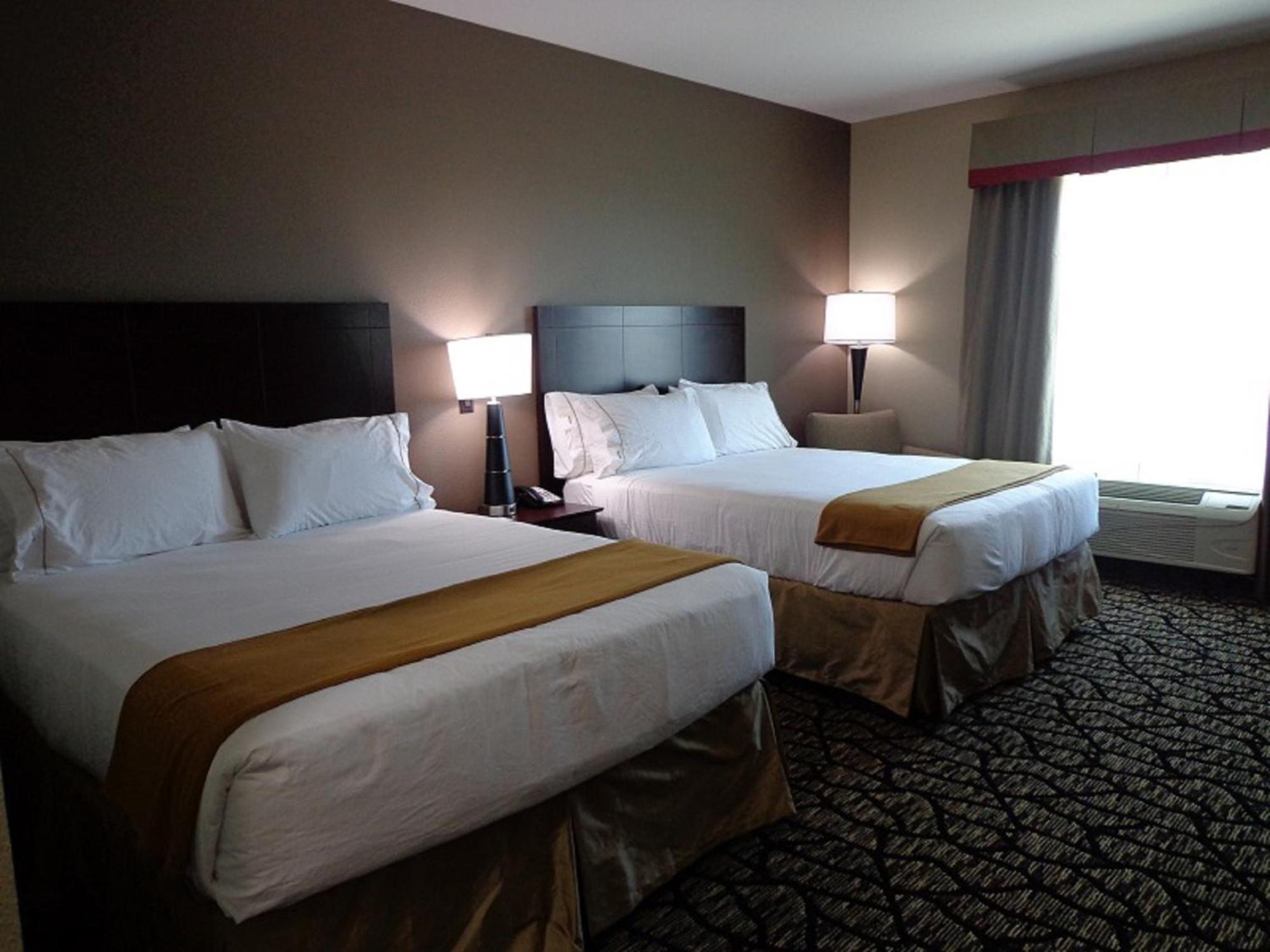 Standard Queen Room with Two Queen Beds and Roll-In Shower - Mobility Access