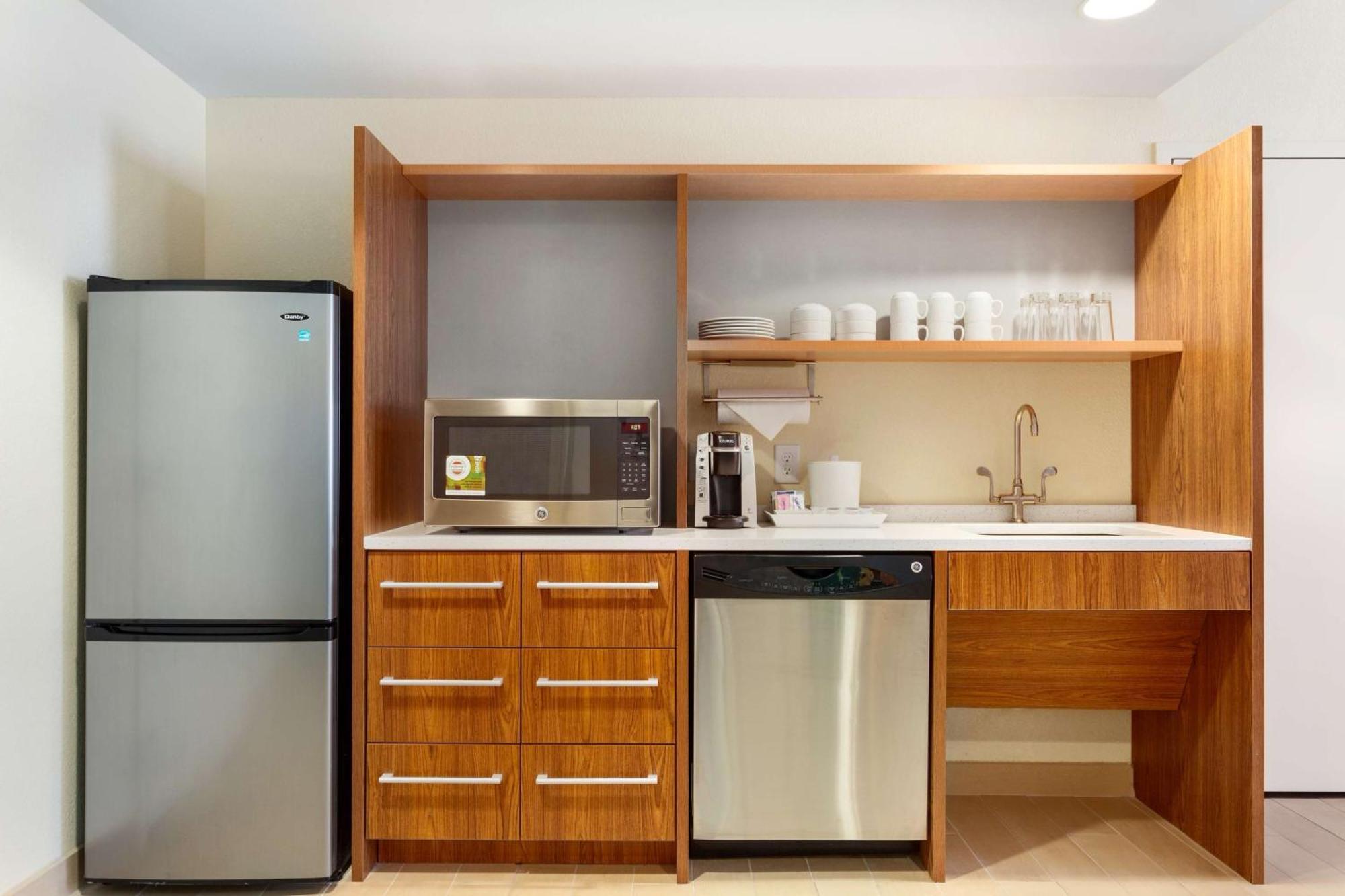 Queen Suite - Mobility and Hearing Access Tub/Non-Smoking