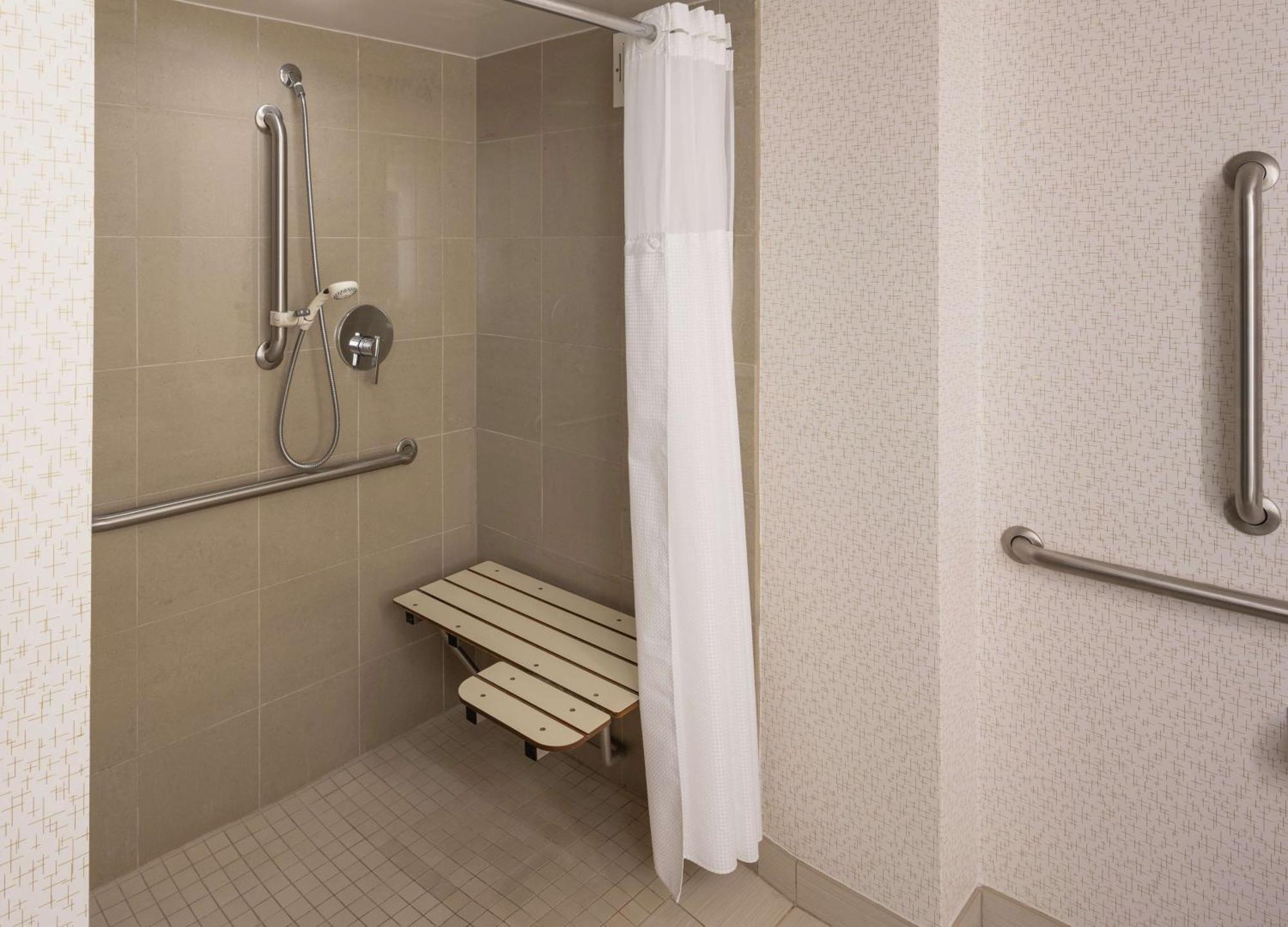 Queen Room with Roll-in Shower - Mobility and Hearing Access/Non-Smoking