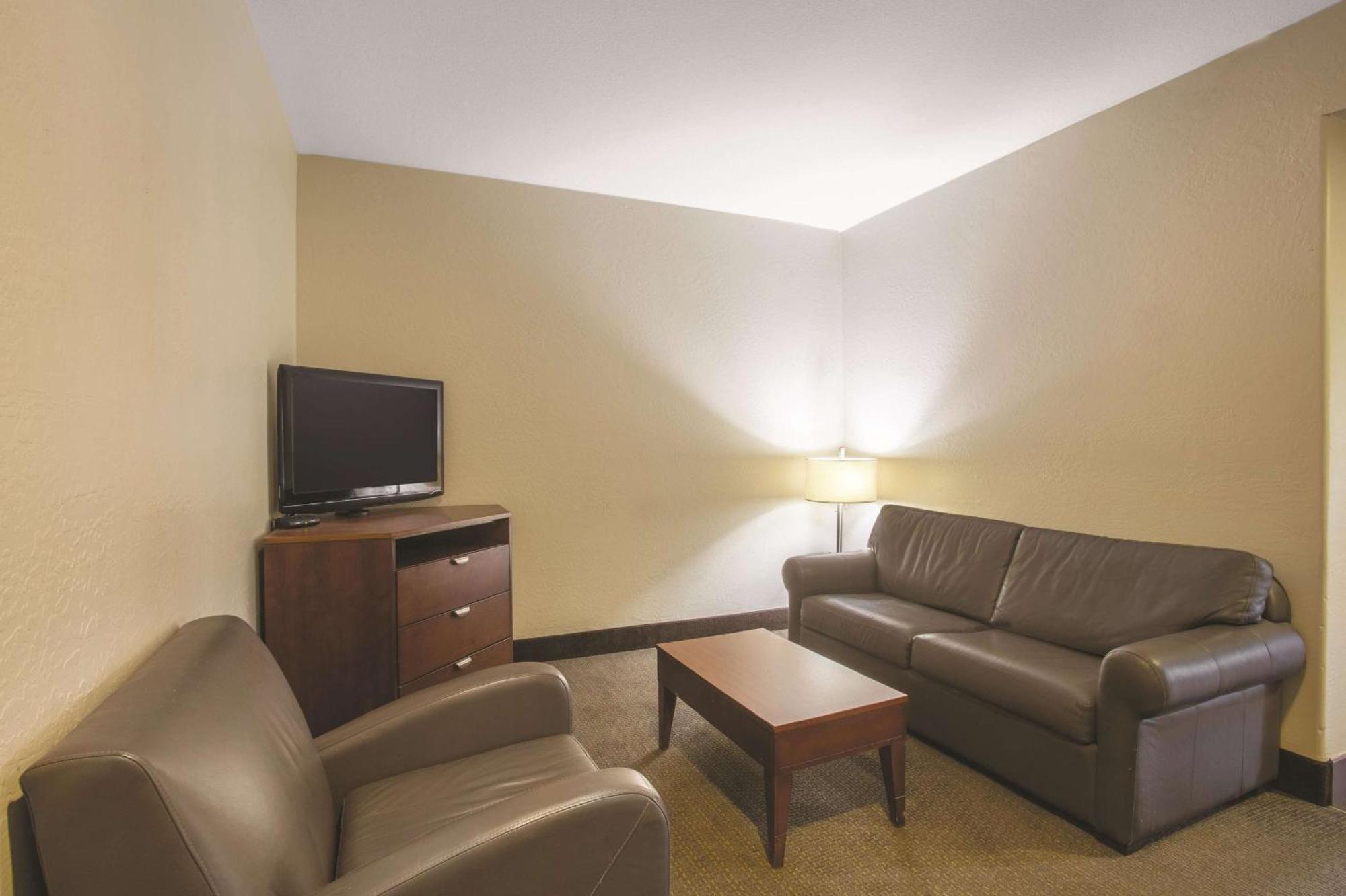 King Suite - Pet Friendly 1st Floor Only - Non-Smoking