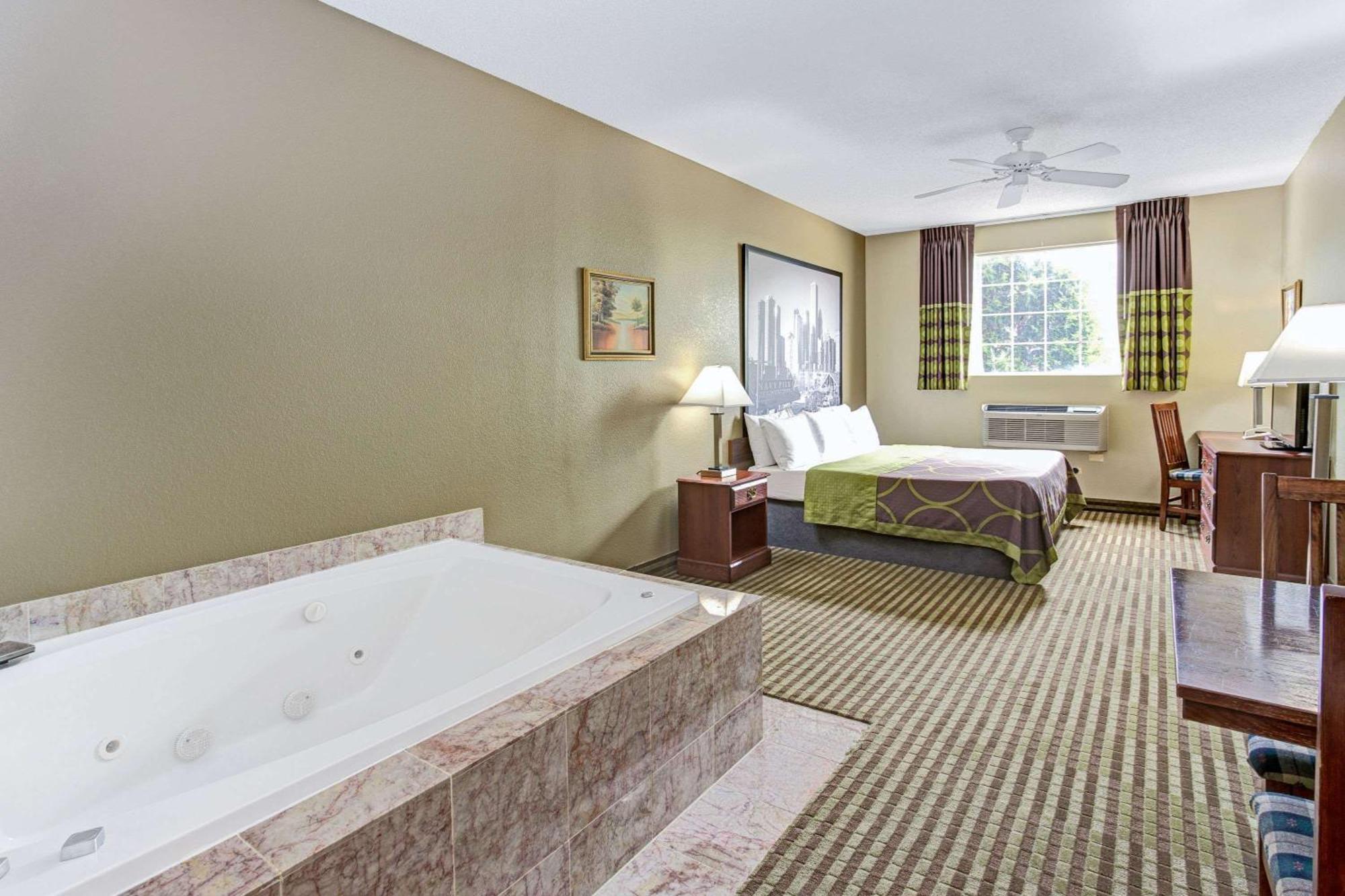 Deluxe King Suite - Non-Smoking