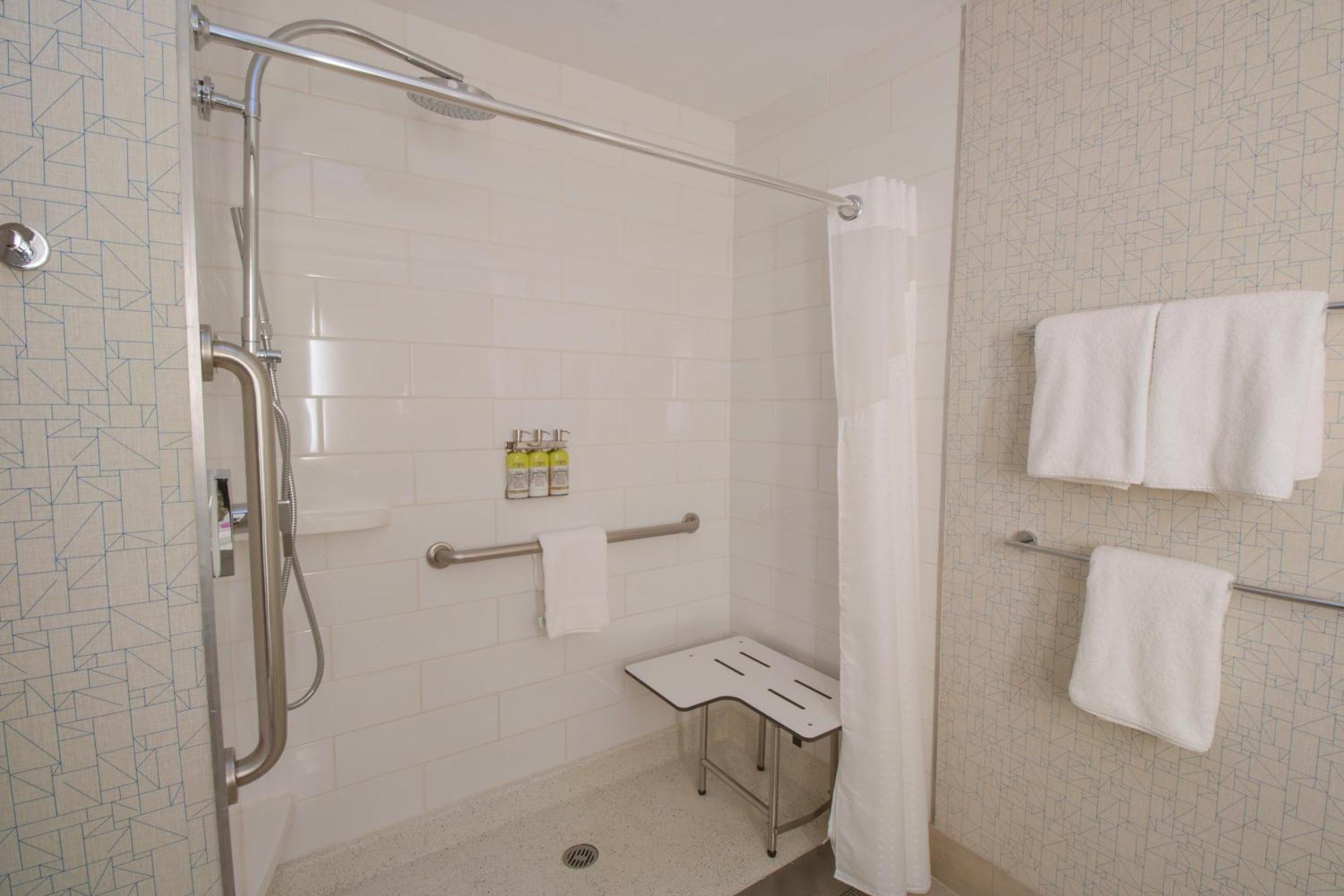 Standard Queen Room with Two Queen Beds and Roll-In Shower - Mobility Access,1280960341:JPEG