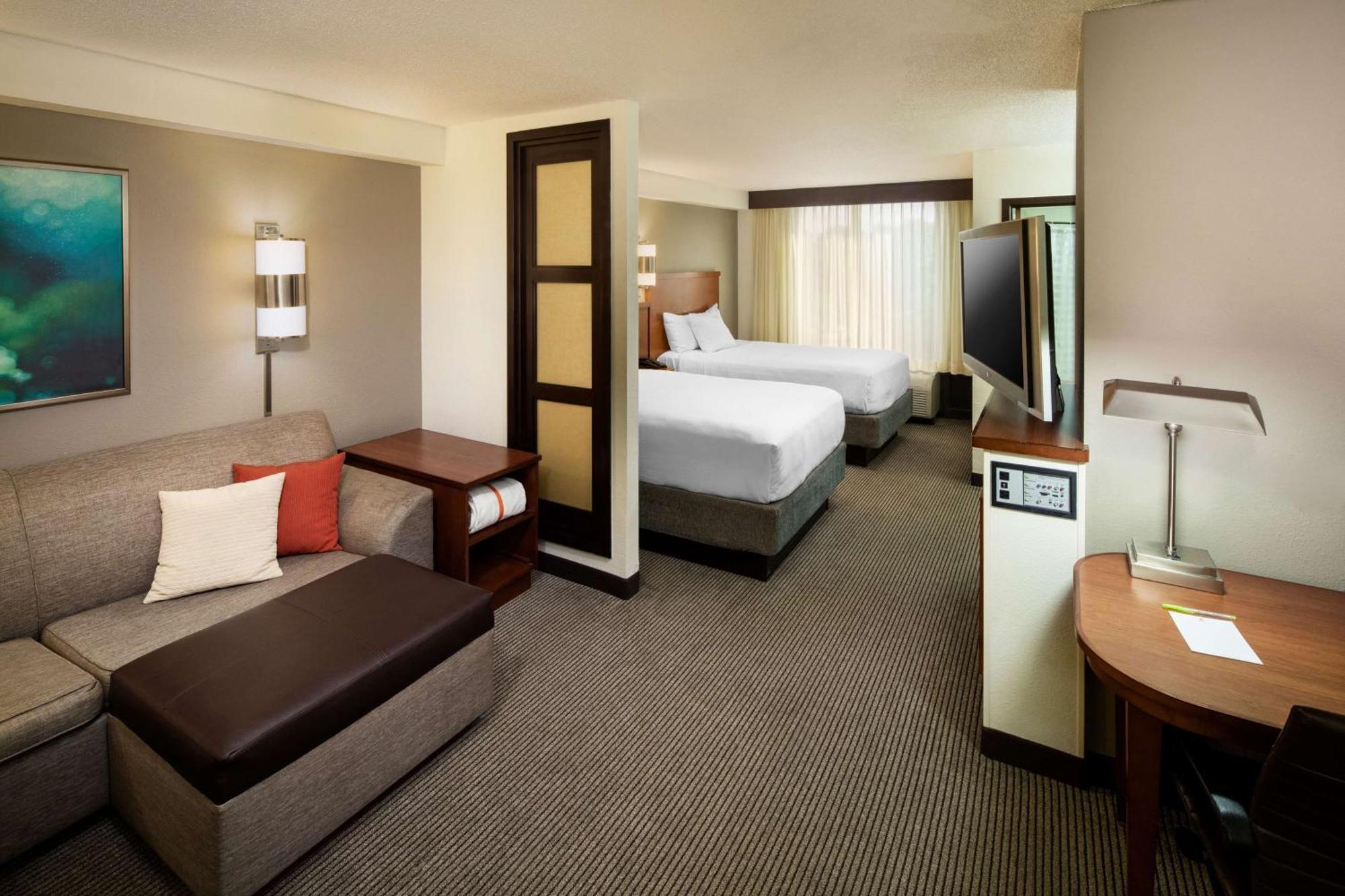Queen Room with Two Queen Beds and Sofa Bed - High Floor,1281113023:JPEG