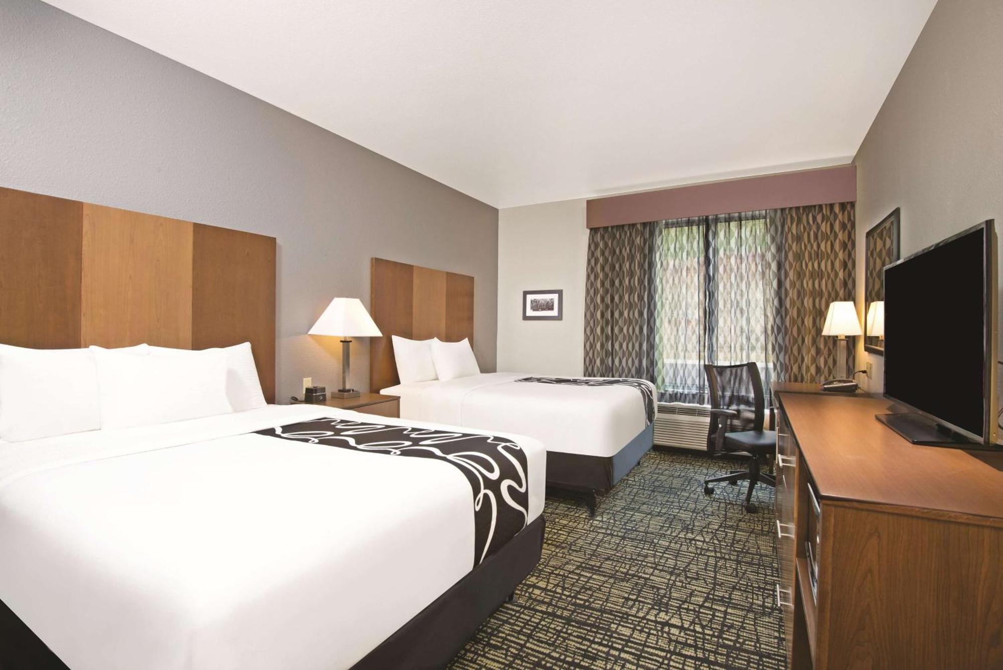 Queen Room with Two Queen Beds and Bath Tub - Mobility Accessible/Non-Smoking
