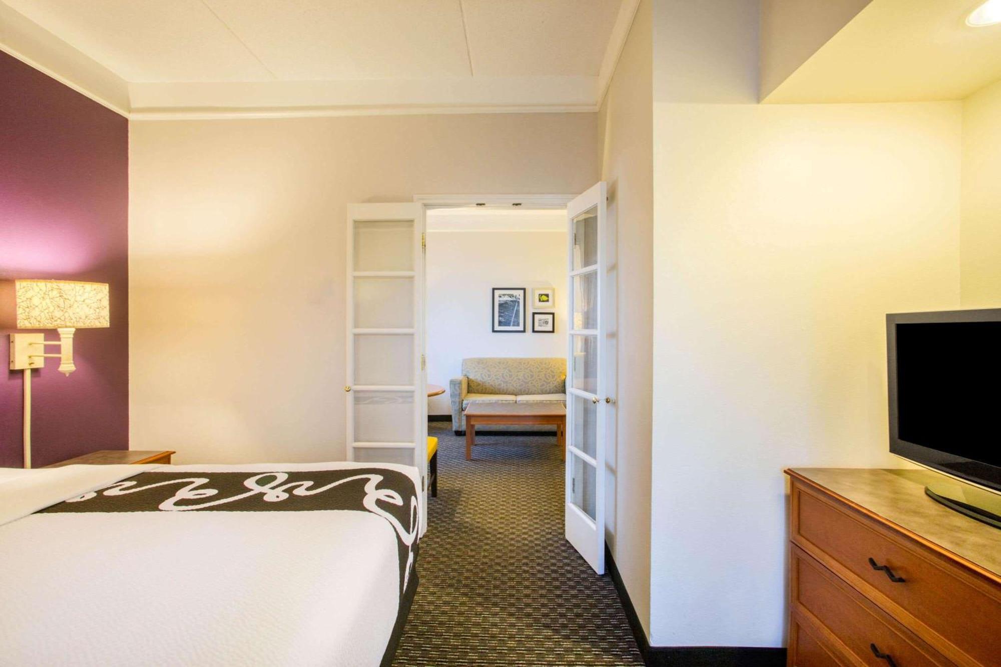 Deluxe King Suite - Non-Smoking,1281234898:JPEG