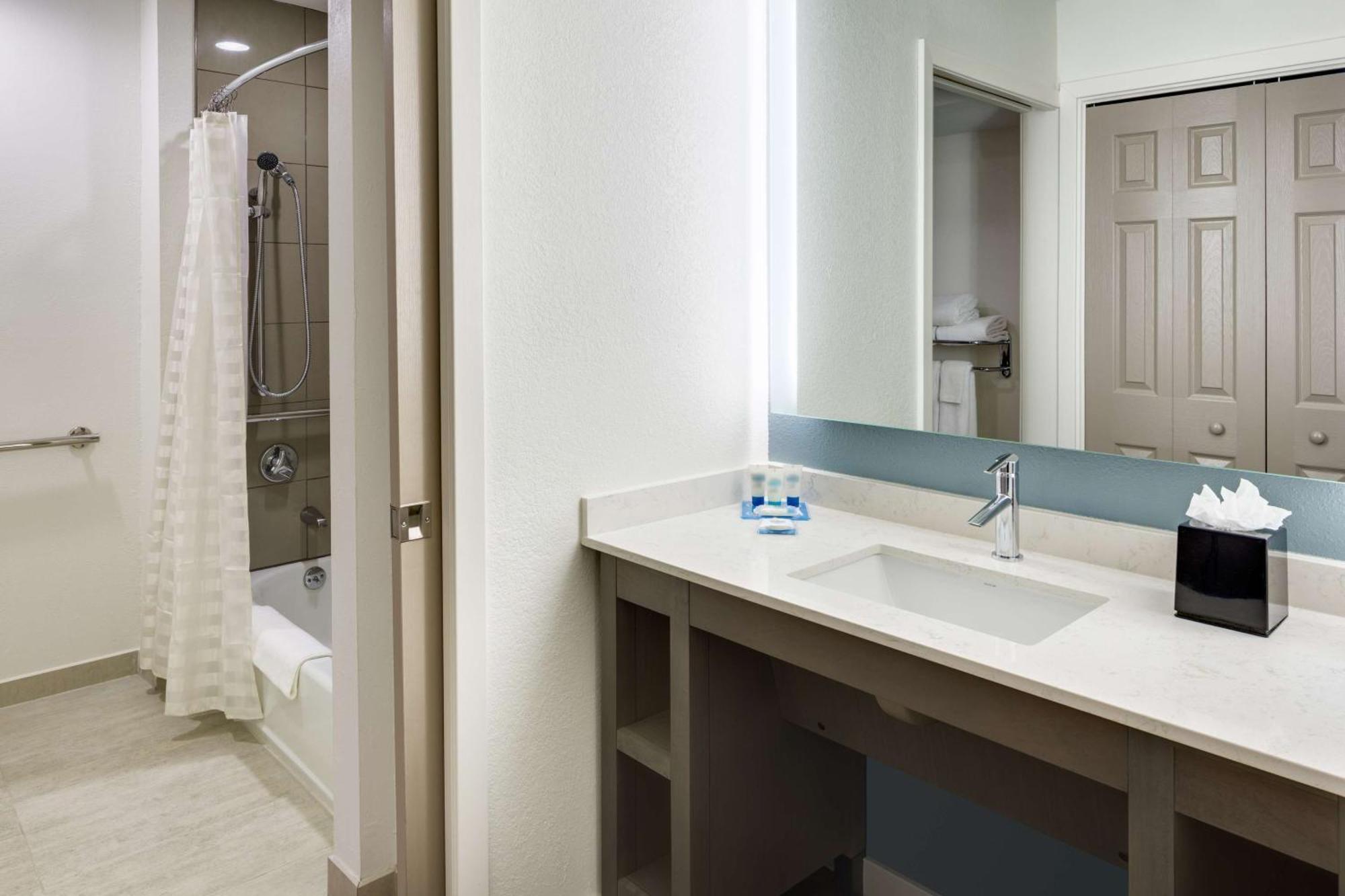 Queen Room with Accessible Tub - Disability Access