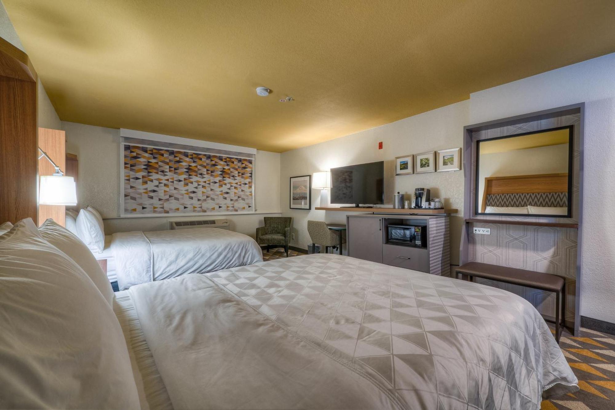 Standard Queen Room with Two Queen Beds and Mobility Accessible Tub