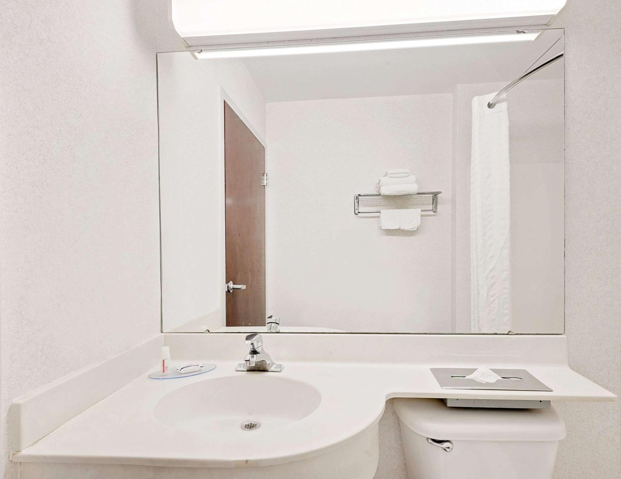 Queen Room with Two Queen Beds - Non-Smoking,1281294109:JPEG